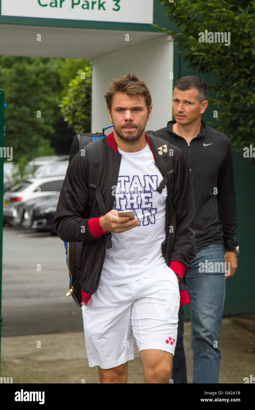 Il torneo di Wimbledon di Londra, Regno Unito. Il 18 giugno, 2016. Ex australiano e French Open Champion Stan Wawrinka arriva con Richard Krajicek a tutti i Club in Inghilterra per la pratica in anticipo del Wimbledon Tennis championships Credito: amer ghazzal/Alamy Live News Foto Stock