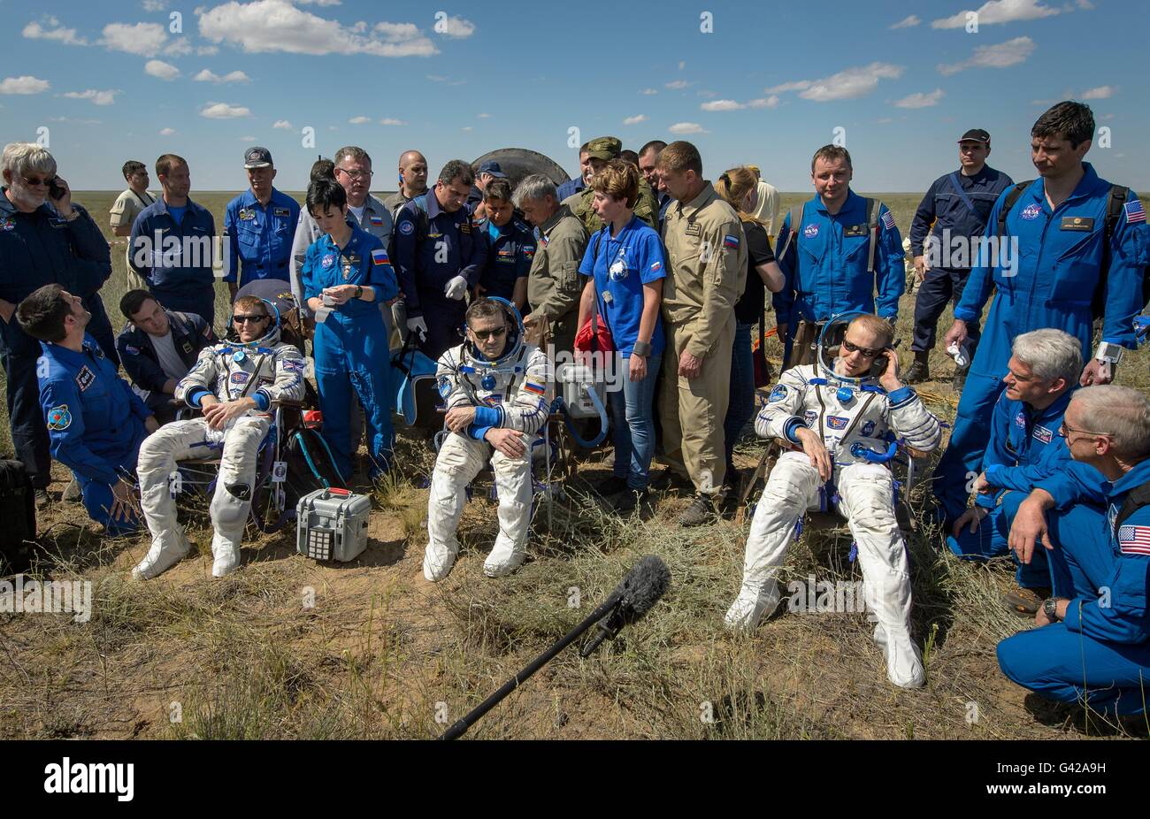 Zhezkazgan, Kazakistan. Il 18 giugno, 2016. Stazione Spaziale Internazionale equipaggio Expedition 47 momenti di riposo dopo lo sbarco a bordo il russo Soyuz TMA-19M veicolo spaziale in una zona remota di Giugno 18, 2016 vicino Zhezkazgan, Kazakistan. Udienza L-R sono: Agenzia spaziale europea astronauta Tim Peake, cosmonauta russo Yuri Malenchenko e astronauta americano Tim Kopra. Credito: Planetpix/Alamy Live News Foto Stock
