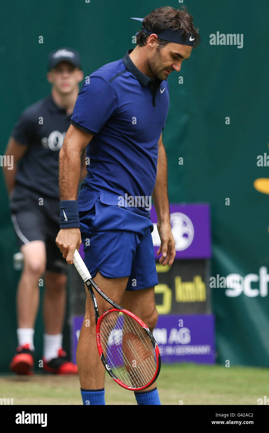 Halle, Germania. Il 18 giugno, 2016. Dominic Thiem dell'Austria in azione  durante il semi-finale match contro Mayer della Germania al ATP torneo di  tennis a Halle, Germania, 18 giugno 2016. Foto: FRISO