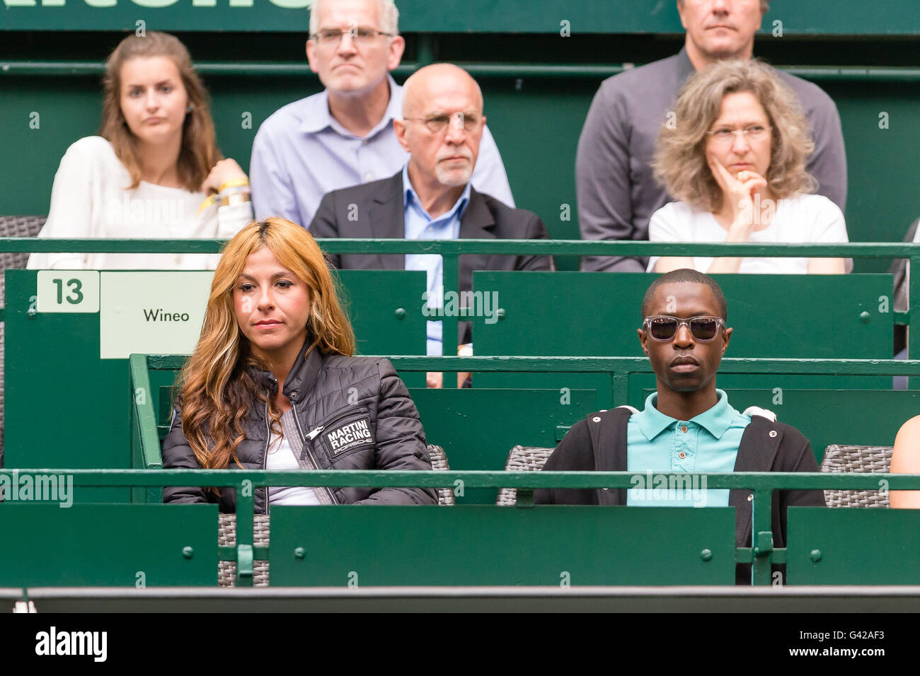 Halle, Germania. Il 18 giugno, 2016. Roger Federer (SUI) e Alexander Zverev  (GER) sta giocando la prima semifinale del 2016 Gerry-Weber-aprire a Halle,  Germania Credito: Janine Lang/Alamy Live News Foto stock -