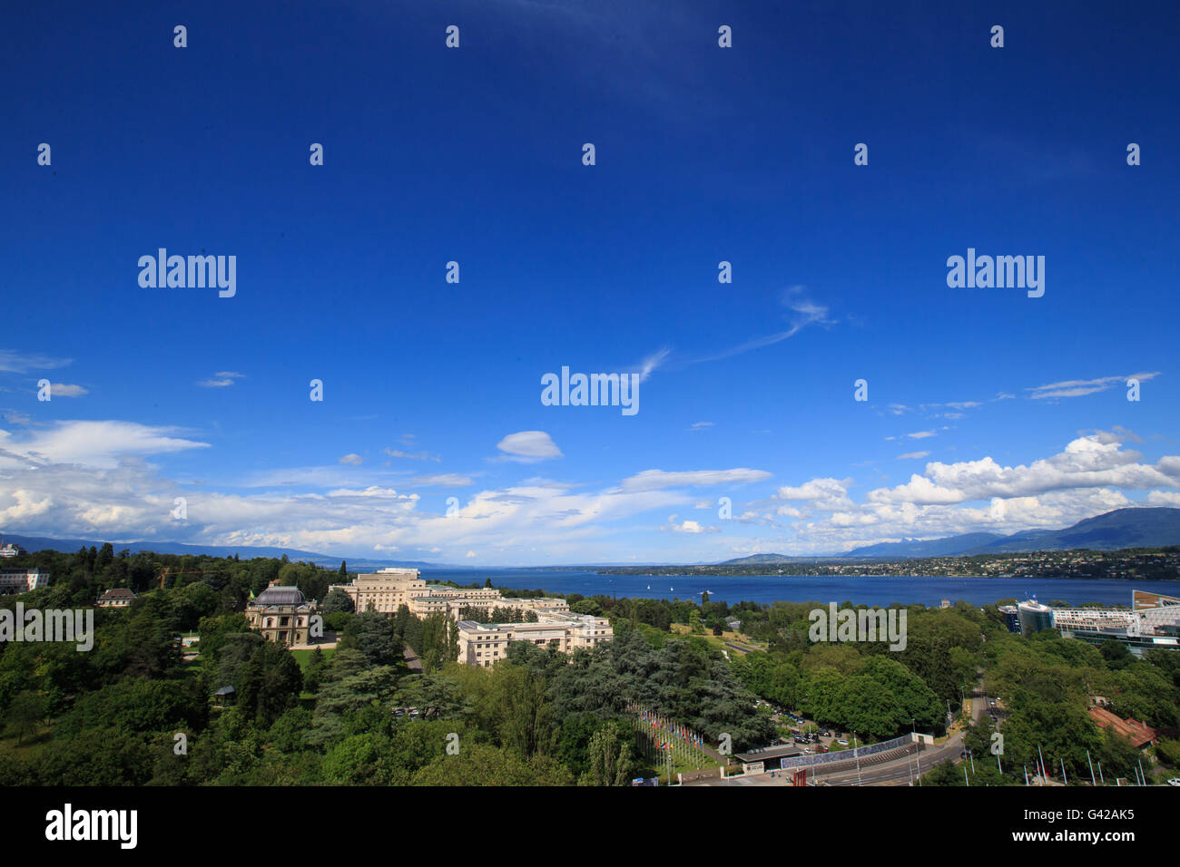 Ginevra. 17 Giugno, 2016. Foto scattata a giugno 17, 2016 mostra una vista del Palazzo delle Nazioni di Ginevra in Svizzera. L Ufficio delle Nazioni Unite a Ginevra (ONUG) è alloggiato nel Palazzo delle Nazioni, una straordinaria testimonianza di ventesimo secolo di architettura, situato in un bellissimo parco a Ginevra e affacciato sul lago Leman, con una splendida vista delle Alpi e il Mont Blanc. © Xu Jinquan/Xinhua/Alamy Live News Foto Stock