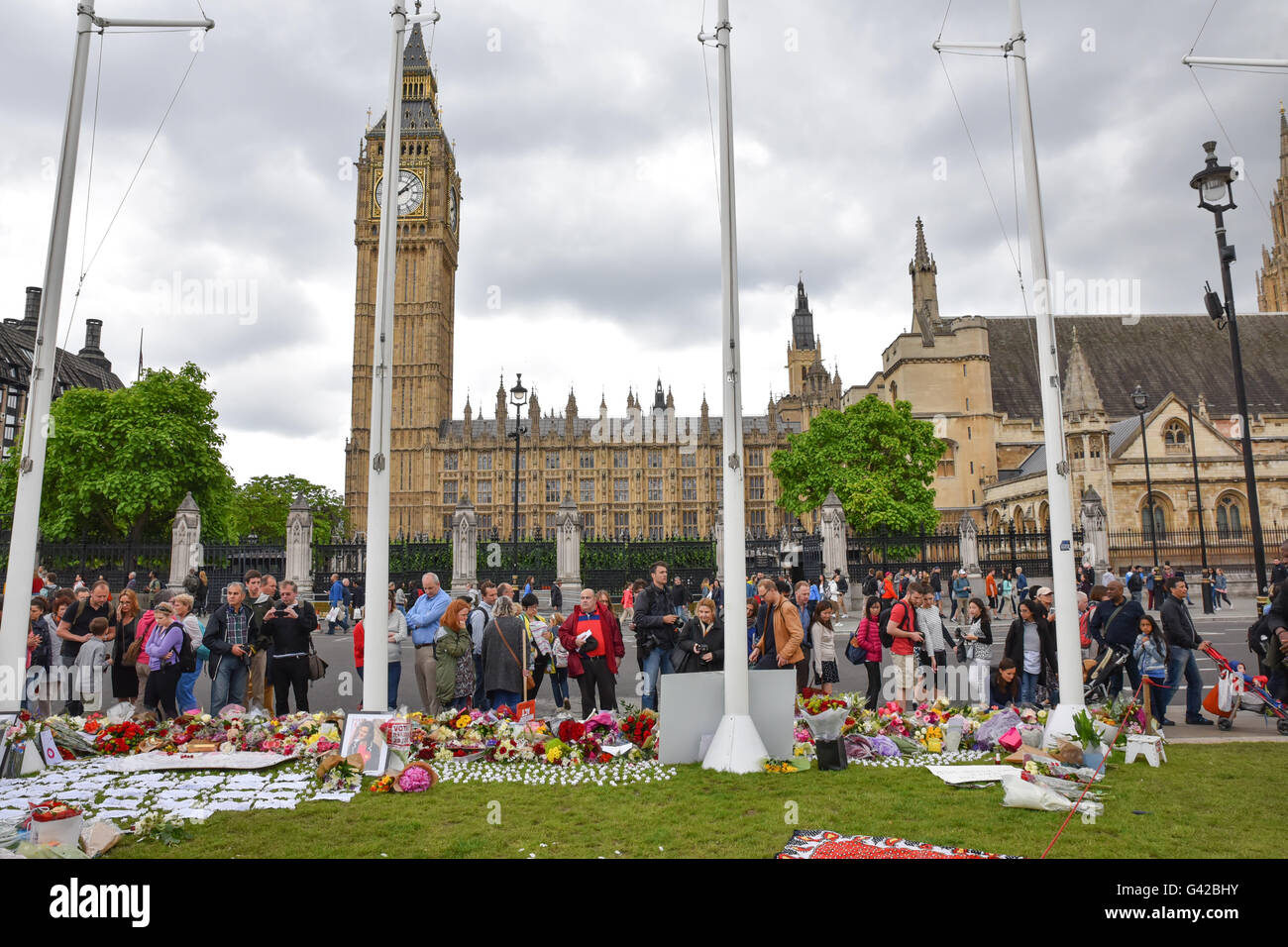 La piazza del Parlamento, Londra, Regno Unito. Il 18 giugno, 2016. La gente visita i fiori e i tributi in piazza del Parlamento per la MP Jo Cox. Foto Stock