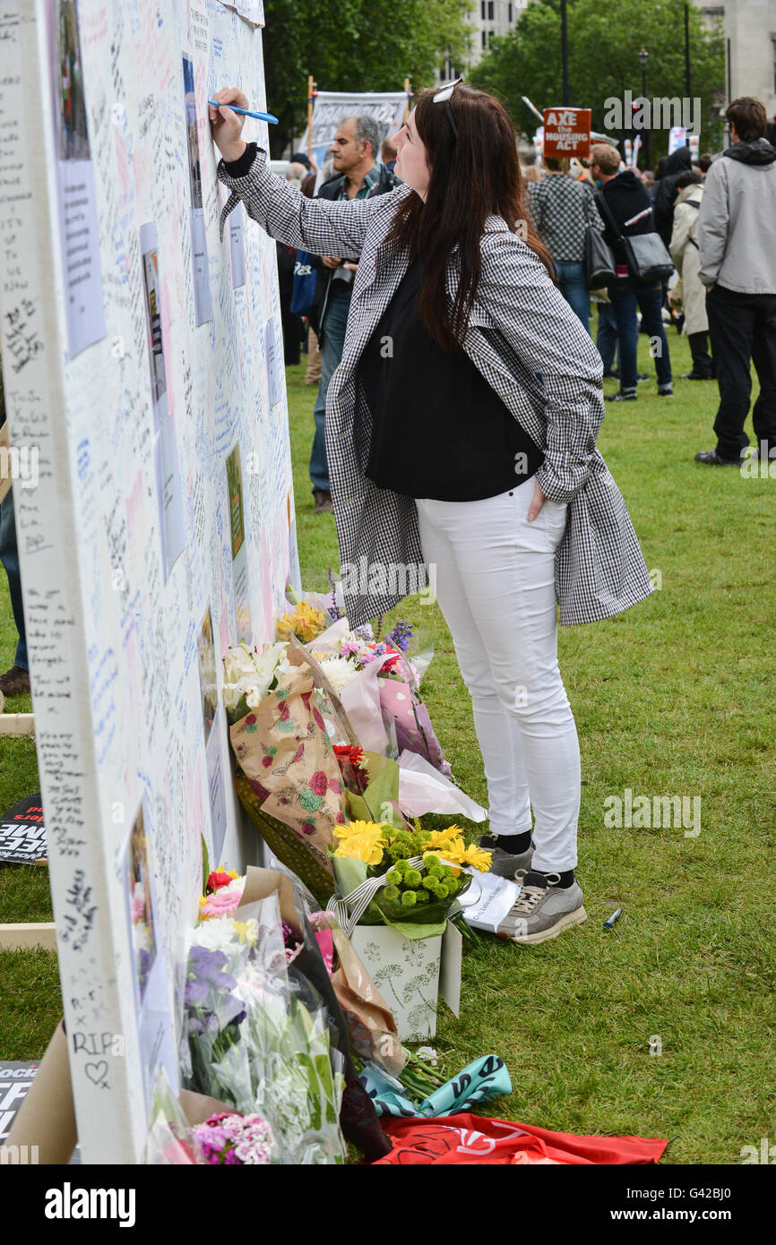 La piazza del Parlamento, Londra, Regno Unito. Il 18 giugno, 2016. La gente visita i fiori e i tributi in piazza del Parlamento per la MP Jo Cox. Foto Stock