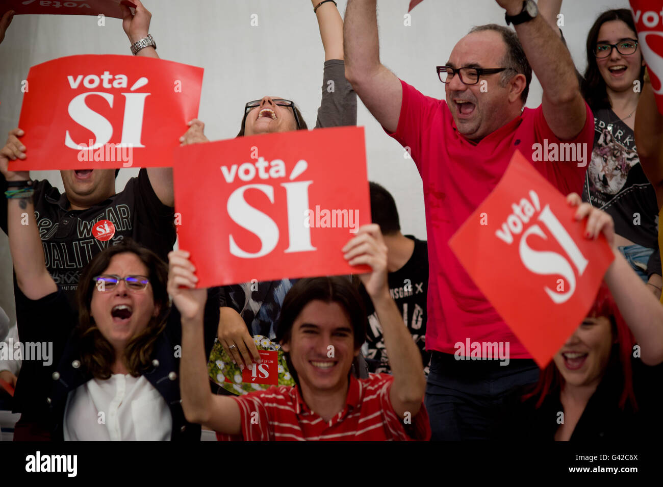 Giugno 18, 2016 - L'Hospitalet De Llobregat, Barcelona, Spagna - socialista sostenitori frequentare un PSOE rally in L'Hospitalet de Llobregat (Barcellona, Spagna). La Spagna è in possesso la sua seconda elezioni, il 26 giugno, dopo sei mesi di governo di transizione e i sondaggi mostrano la lunga tradizione di socialisti affrontare la minaccia senza precedenti di essere sostituito da Ala sinistra upstart Unidos Podemos come la principale forza di opposizione. © Jordi Boixareu/ZUMA filo/Alamy Live News Foto Stock