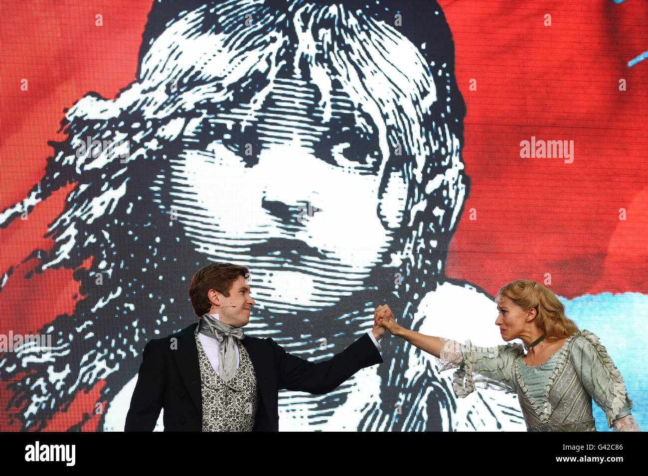 Londra, Regno Unito. Il 18 giugno, 2016. Il cast di Les Miserables effettuando al West End Live in Trafalgar Square, Londra Credito: Paul Brown/Alamy Live News Foto Stock