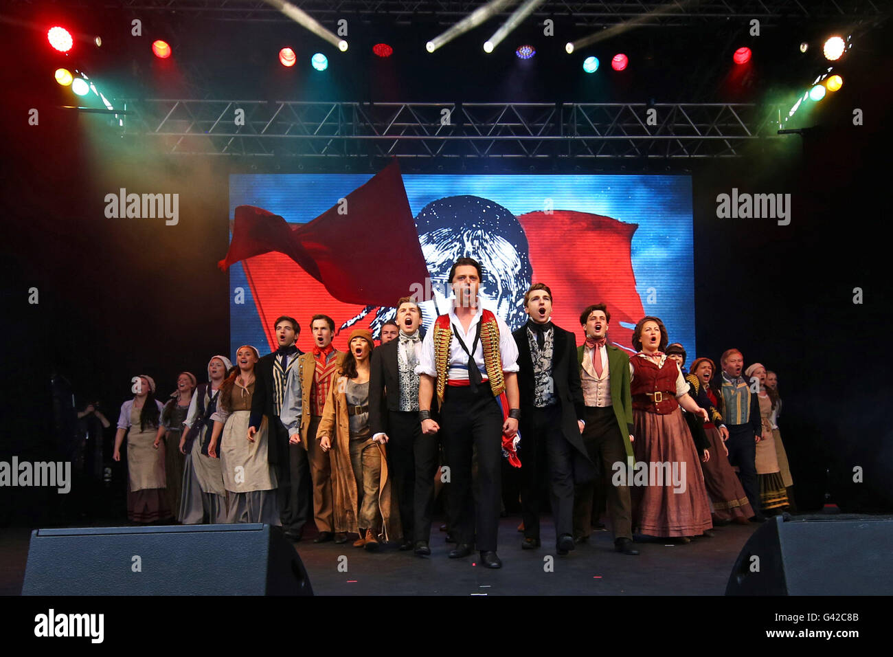 Londra, Regno Unito. Il 18 giugno, 2016. Il cast di Les Miserables effettuando al West End Live in Trafalgar Square, Londra Credito: Paul Brown/Alamy Live News Foto Stock