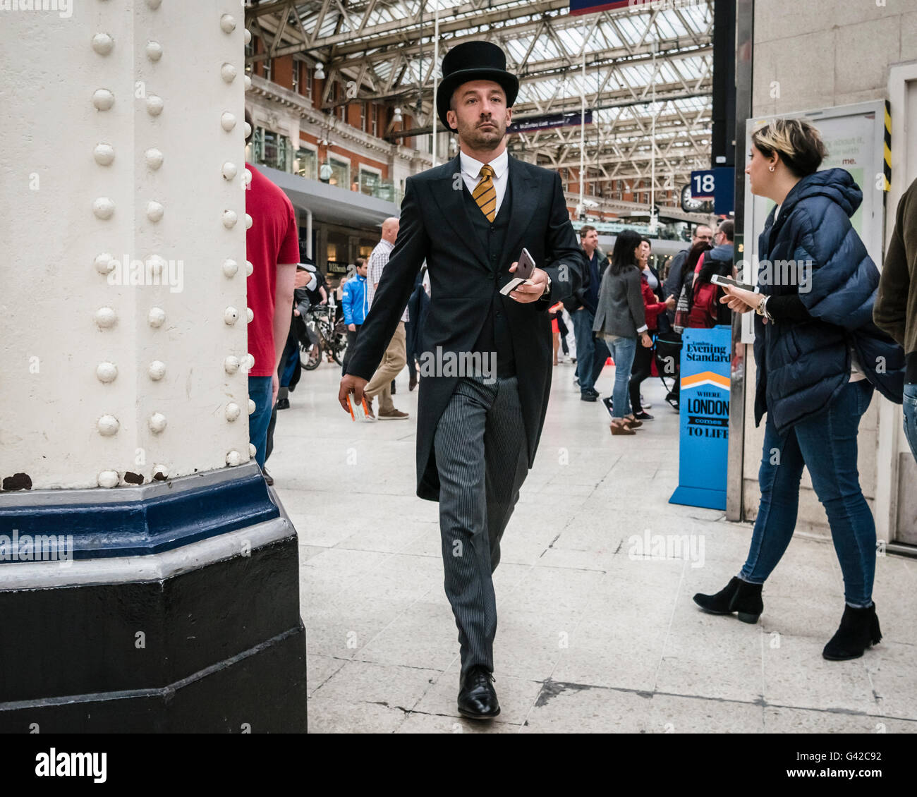 Londra, Regno Unito. Il 18 giugno, 2016. Un uomo in abito formale passi attraverso il concourse presso la stazione di Waterloo in rotta per la giornata finale del Royal Ascot gara incontro. Foto Stock
