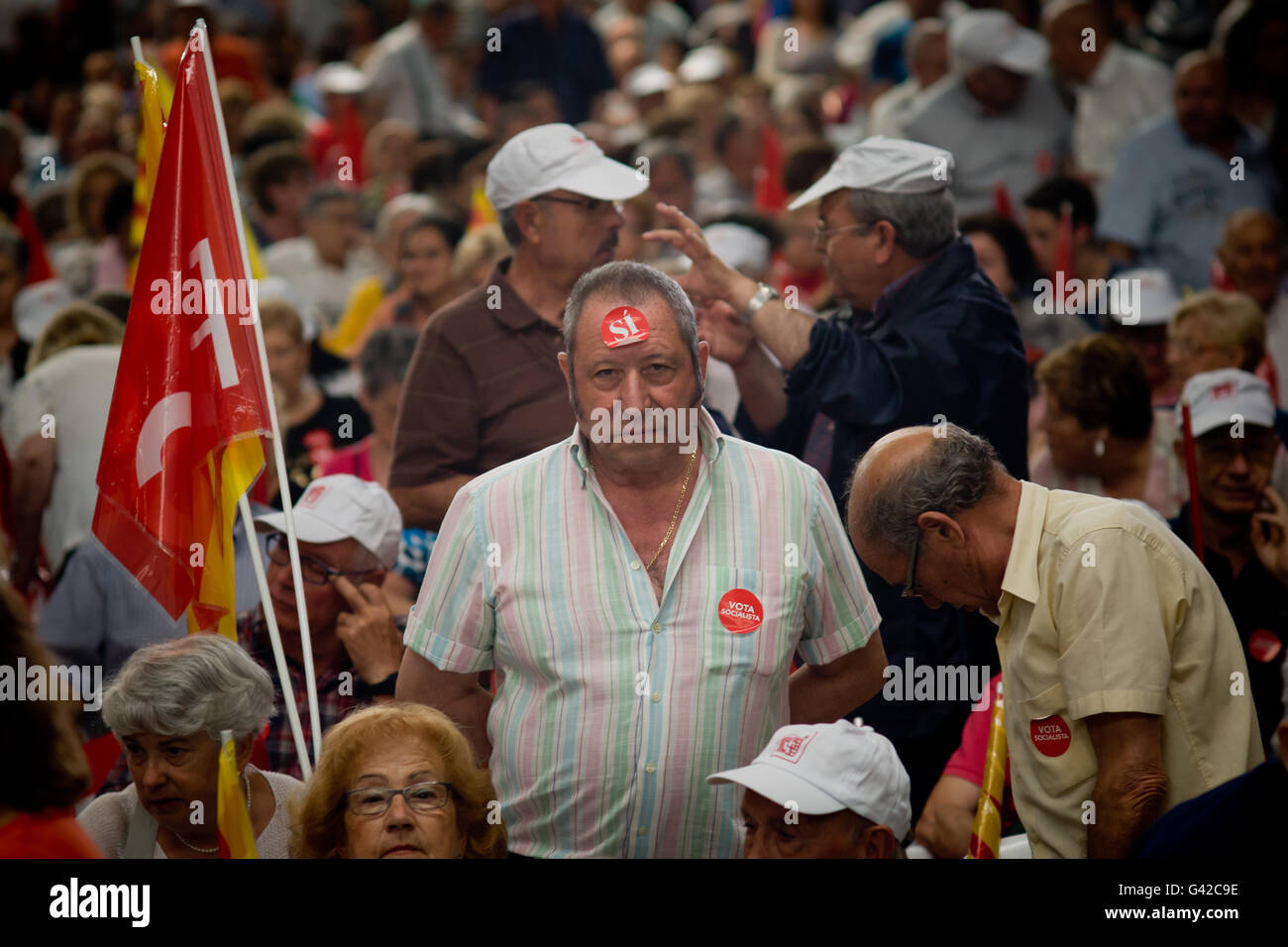 Barcellona, Spagna. Il 18 giugno, 2016. 18 Giugno, 2016. Sostenitore socialista frequenta il PSOE rally in L'Hospitalet de Llobregat (Barcellona, Spagna). La Spagna è in possesso la sua seconda elezioni, il 26 giugno, dopo sei mesi di governo di transizione e i sondaggi mostrano la lunga tradizione di socialisti affrontare la minaccia senza precedenti di essere sostituito da Ala sinistra upstart Unidos Podemos come la principale forza di opposizione. Credito: Jordi Boixareu/Alamy Live News Foto Stock