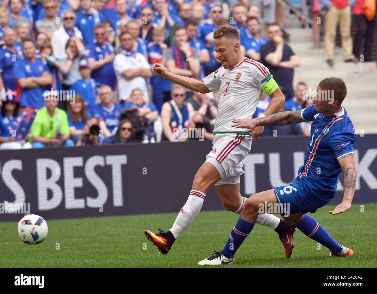 Marseille, Francia. Il 18 giugno, 2016. Ragnar Sigurdsson (R) dell'Islanda e di Balazs Dzsudzsak (L) di Ungheria sfida per la sfera durante UEFA EURO 2016 Gruppo F partita di calcio tra Islanda e Ungheria allo Stade Velodrome di Marsiglia, Francia, 18 giugno 2016. Foto: Federico Gambarini/dpa/Alamy Live News Foto Stock