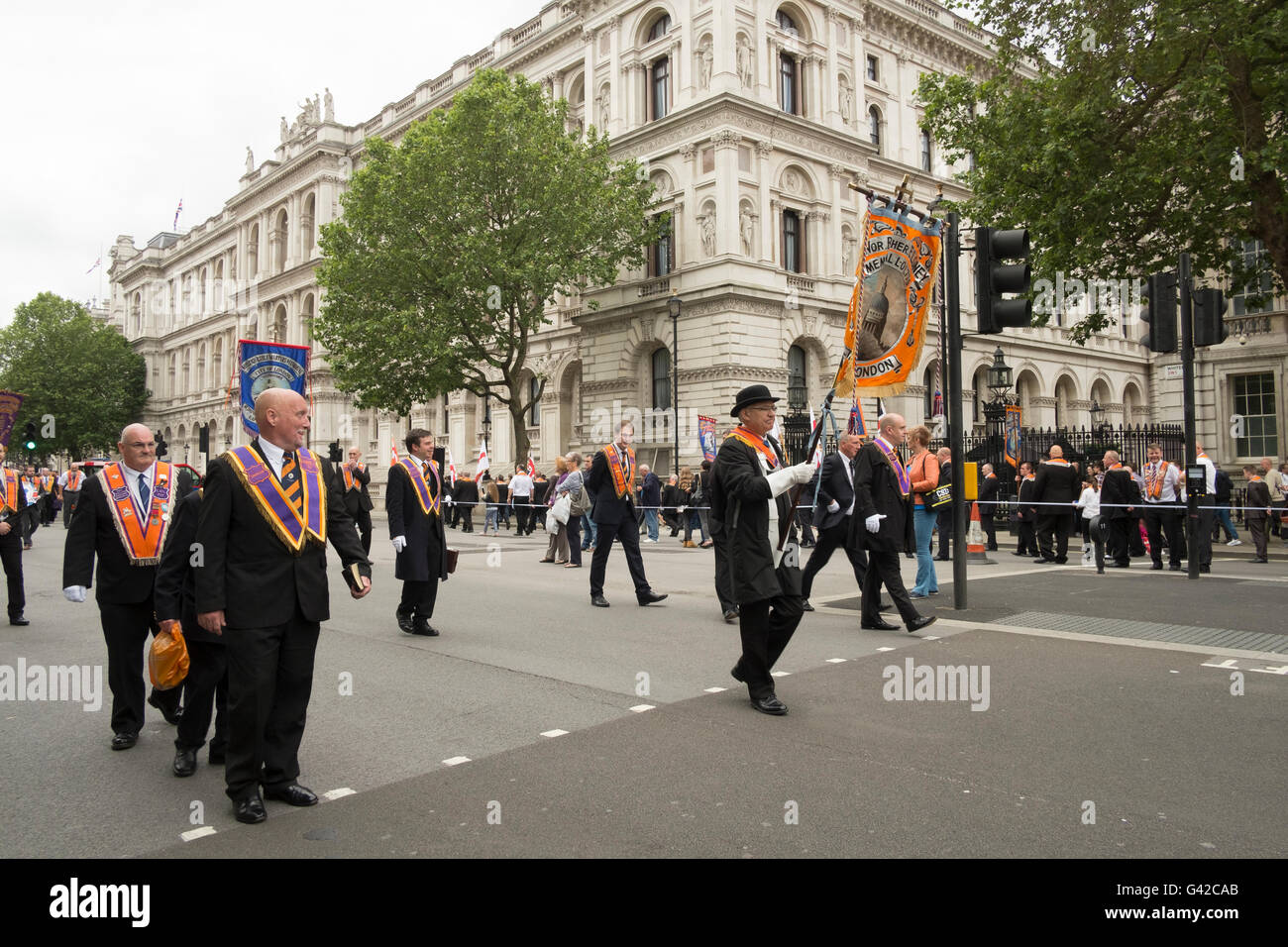 Londra, Regno Unito. Il 18 giugno, 2016. Grand Orange Lodge di Inghilterra dimostrare e corteo attraverso Whitehall per celebrare la regina il novantesimo compleanno. Essi destinati anche a portata di mano una lettera nel n. 10 di Downing Street sottolineando la loro preoccupazione per i cristiani perseguitati in tutto il mondo. Credito: claire doherty/Alamy Live News Foto Stock