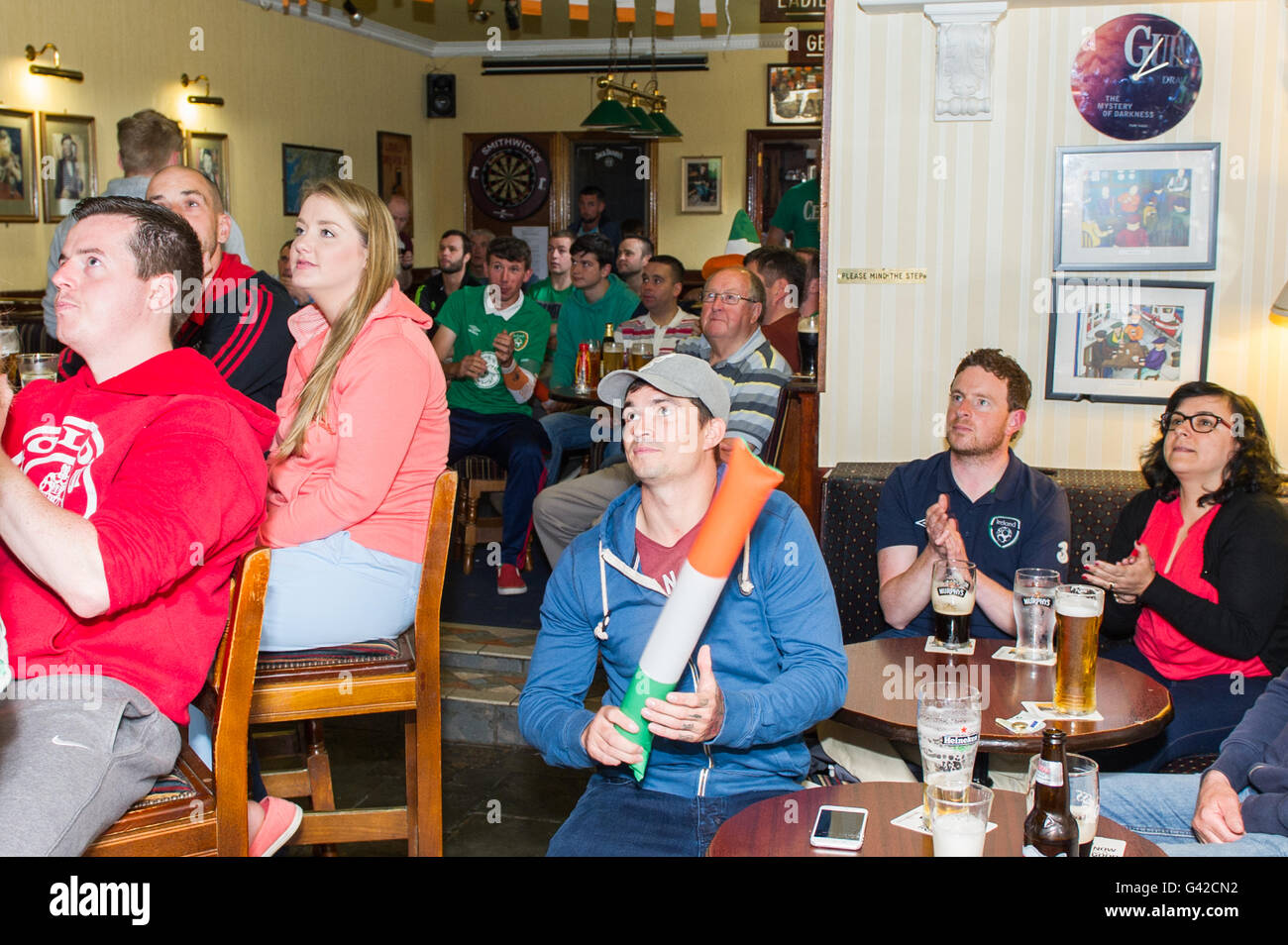 Skibbereen, West Cork, Irlanda. Il 18 giugno, 2016. L'Irlanda tifosi guardare l'Euro 2016 Irlanda vs Belgio gioco intensamente nella barra Calahanes a Skibbereen. Credito: Andy Gibson/Alamy Live News. Foto Stock
