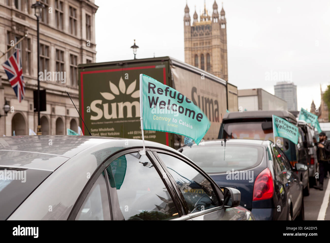 Londra, Regno Unito. Il 18 giugno, 2016. I rifugiati benvenuto. Una flotta di veicoli si sono incontrati a Whitehall questa mattina per iniziare un convoglio diretto a Calais, in particolare la giungla, a fornire aiuti ai profughi. Credito: Jane Campbell/Alamy Live News Foto Stock