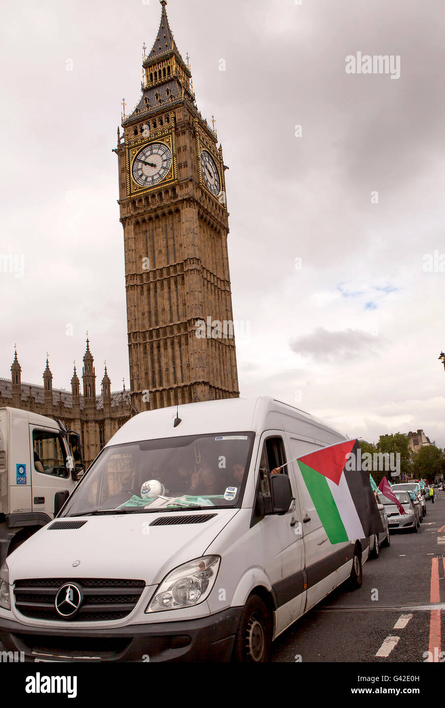 Londra, Regno Unito. Il 18 giugno, 2016. I rifugiati benvenuto. Una flotta di veicoli si sono incontrati a Whitehall questa mattina per iniziare un convoglio diretto a Calais, in particolare la giungla, a fornire aiuti ai profughi. Credito: Jane Campbell/Alamy Live News Foto Stock