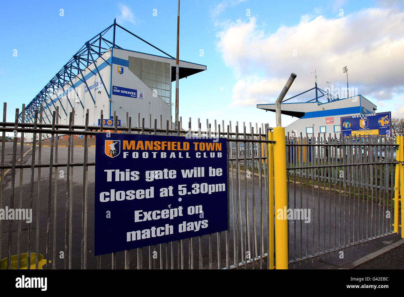 Mansfield Town ha bloccato fuori della loro terra di casa Mill campo dopo una disputa affitto con il proprietario ed ex presidente di club Keith Haslam. Foto Stock