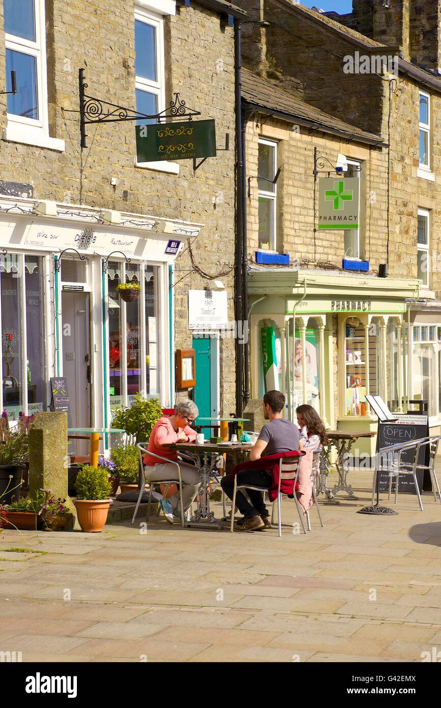 Le persone al di fuori seduta Cafe. Cafe1618,16 Market Place, Middleton in Teesdale, County Durham, England, Regno Unito, Europa. Foto Stock
