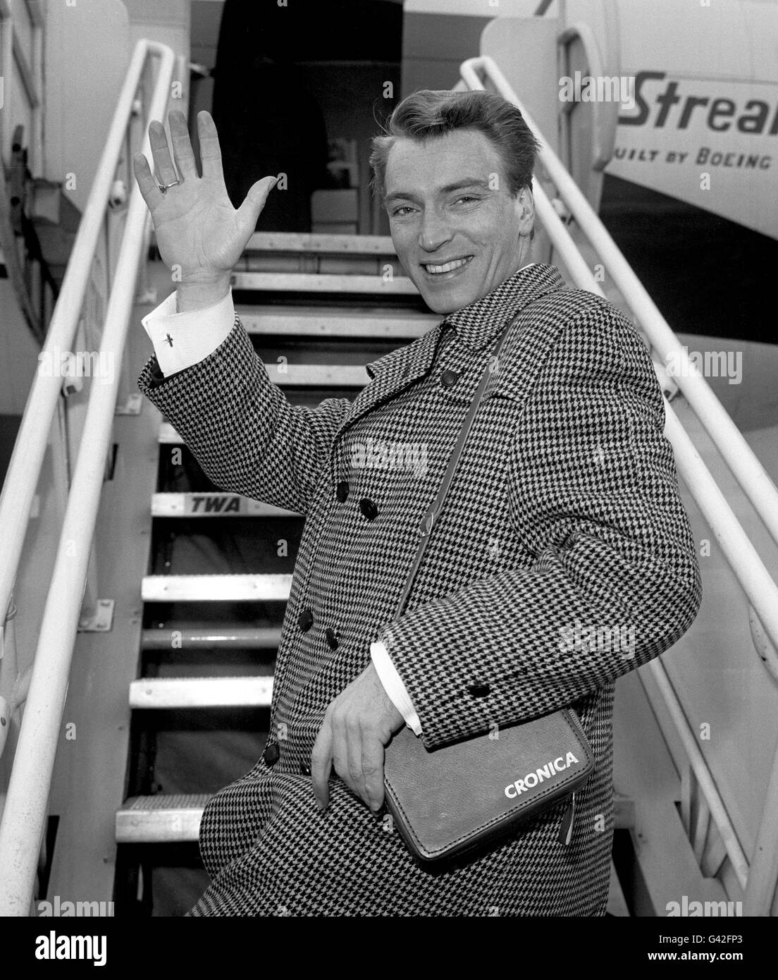 Il cantante australiano Frank Ifield lasciò l'aeroporto di Londra per Baden-Baden per registrare in tedesco le sue canzoni che sono state nella top ten. Foto Stock