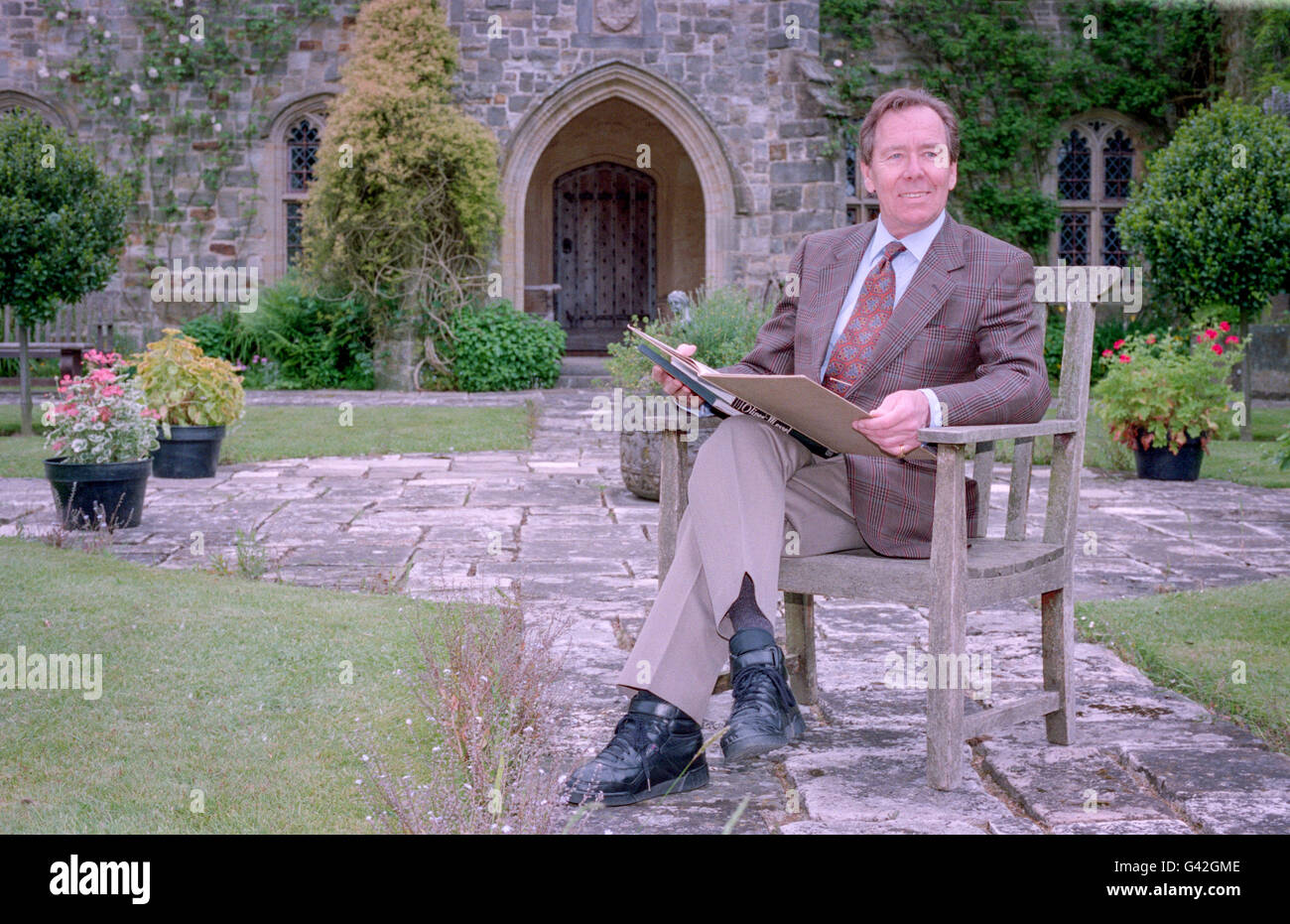 Lord Snowdon, Antony Charles Robert Armstrong-Jones, 1° Conte di Snowdon, presso la sua casa d'infanzia, Nymans, a Handcross, vicino a Haywards Heath nel West Sussex. Foto Stock