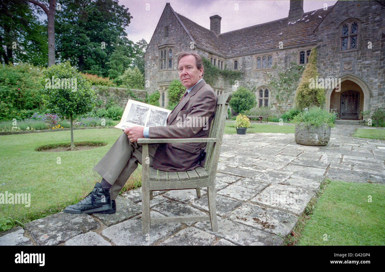Lord Snowdon, Antony Charles Robert Armstrong-Jones, 1° Conte di Snowdon, presso la sua casa d'infanzia, Nymans, a Handcross, vicino a Haywards Heath nel West Sussex. Foto Stock