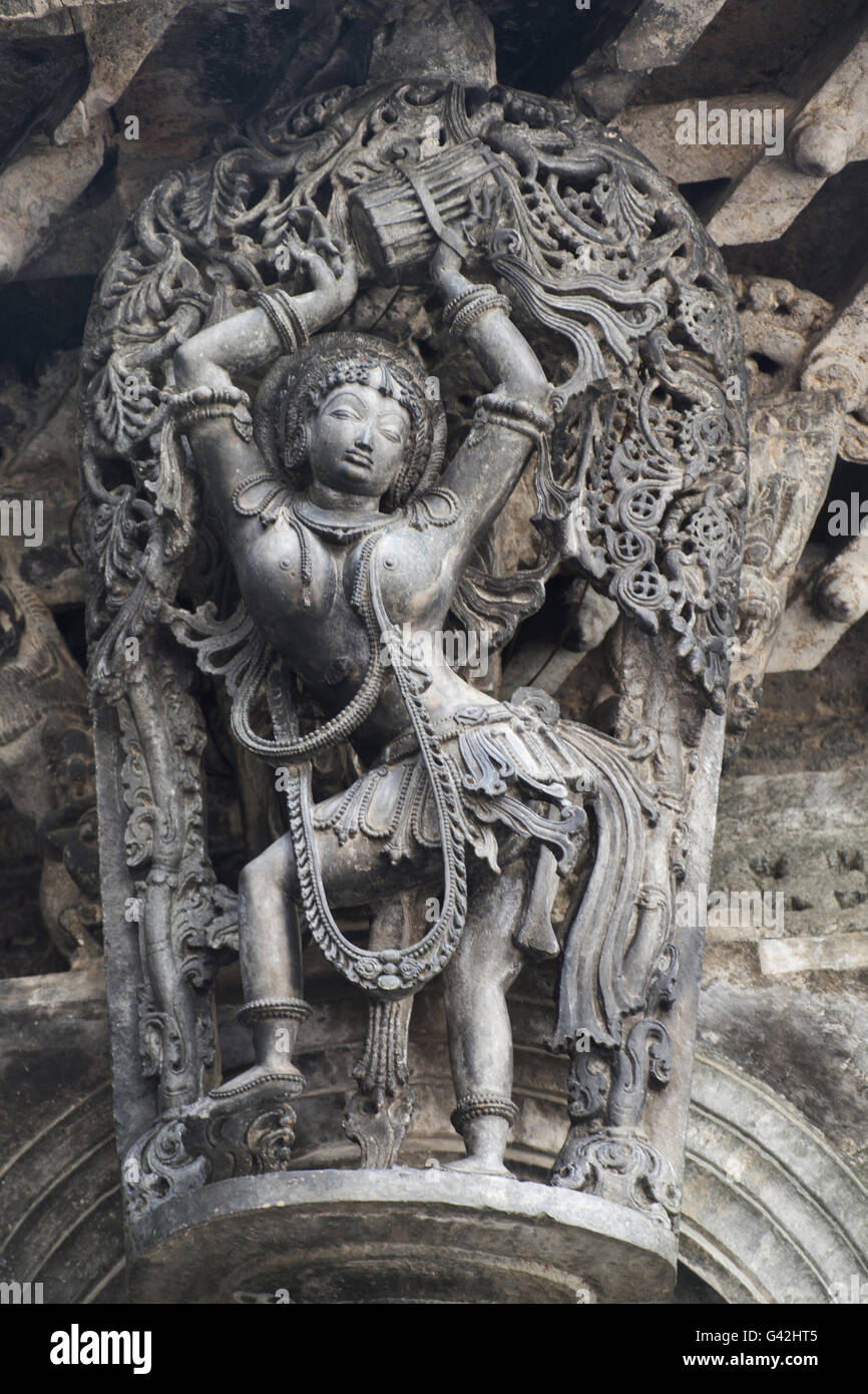 Shilabalika (celesti maiden) come un Dolu Kunita. Una signora della riproduzione di un tamburo e ballo Chennakeshava tempio, Belur, Karnataka, India Foto Stock