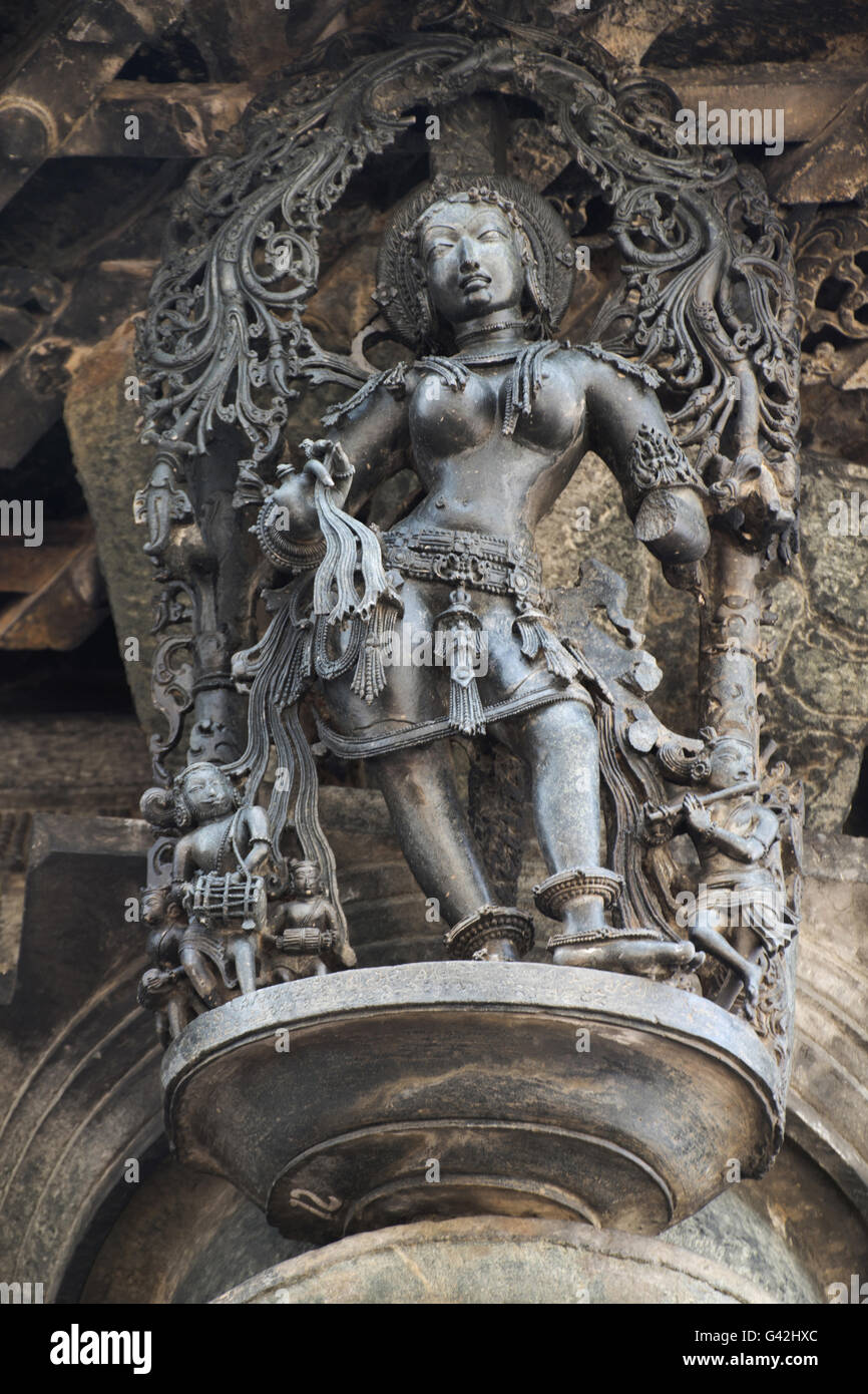 Shilabalika (celesti maiden) in una danza di bellezza posa. Tempio Chennakesava, Belur, Karnataka, India Foto Stock