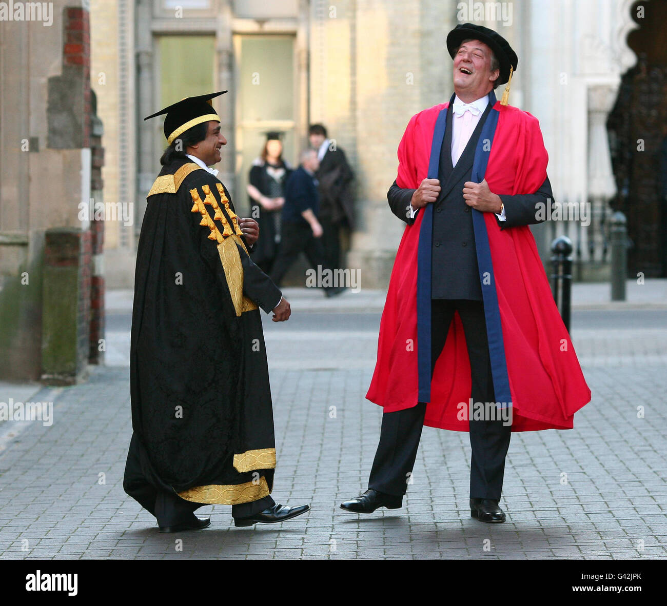 Stephen Fry (a destra) con il Cancelliere dell'Università del Sussex Sanjeev Bhaskar, prima di ricevere una laurea onoraria dall'Università del Sussex per la campagna per le persone che vivono con problemi di salute mentale e bipolare e HIV e AIDS, al Brighton Dome di Brighton, East Sussex. Foto Stock