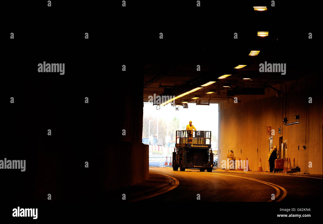 Proseguono i lavori per la costruzione del &Pound;260M Tyne Tunnel 2, che sarà aperto nel febbraio 2011, che correrà lungo il tunnel esistente aperto nel 1967 dalla Regina Elisabetta II. Il tunnel è lungo 1.5 km e ha 120km di cavo è stato posato durante la sua costruzione e passa sotto il famoso fiume Tyne. Foto Stock