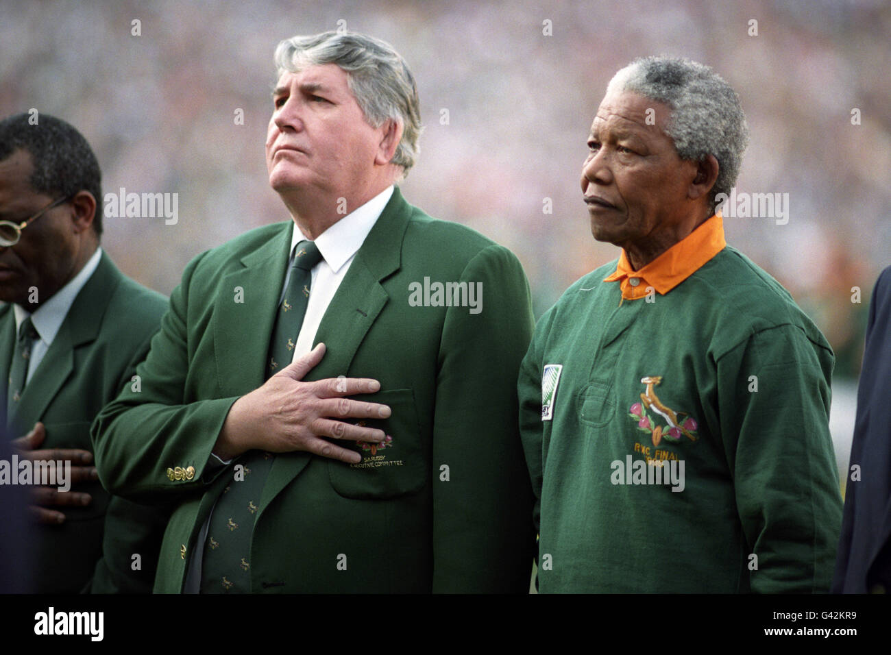 Il presidente sudafricano Nelson Mandela, a destra, durante l'inno  nazionale sudafricano, prima dell'inizio della finale della Coppa del mondo  di rugby tra il Sud Africa e la Nuova Zelanda Foto stock -