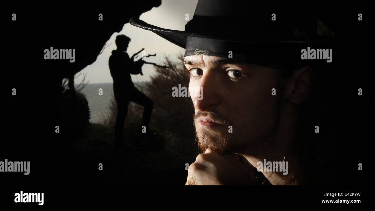 FOTO STANDALONE. Joe Hannan (davanti) e Steve Christopher (dietro) sono raffigurati in una Grotta del Mare Scozzese, in un luogo non divulgato, che intendono vivere per una settimana per promuovere uno spettacolo di Edinburgh Dungeon basato su cannibale Sawney Bean. Foto Stock