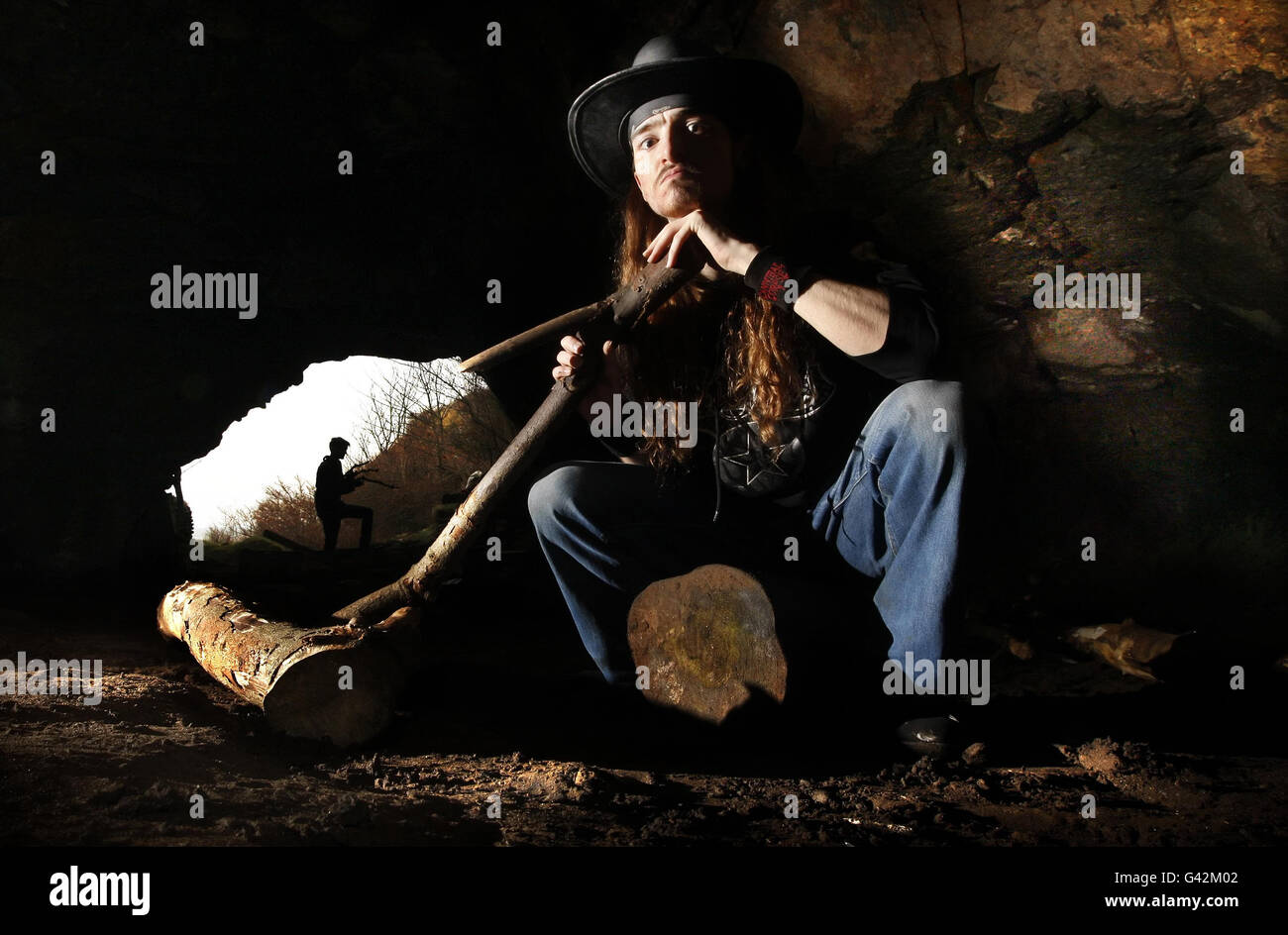 Joe Hannan (davanti) e Steve Christopher (dietro) sono raffigurati in una Grotta del Mare Scozzese, in un luogo non divulgato, che hanno intenzione di vivere per una settimana per promuovere uno spettacolo di Edinburgh Dungeon basato su cannibale Sawney Bean. Foto Stock