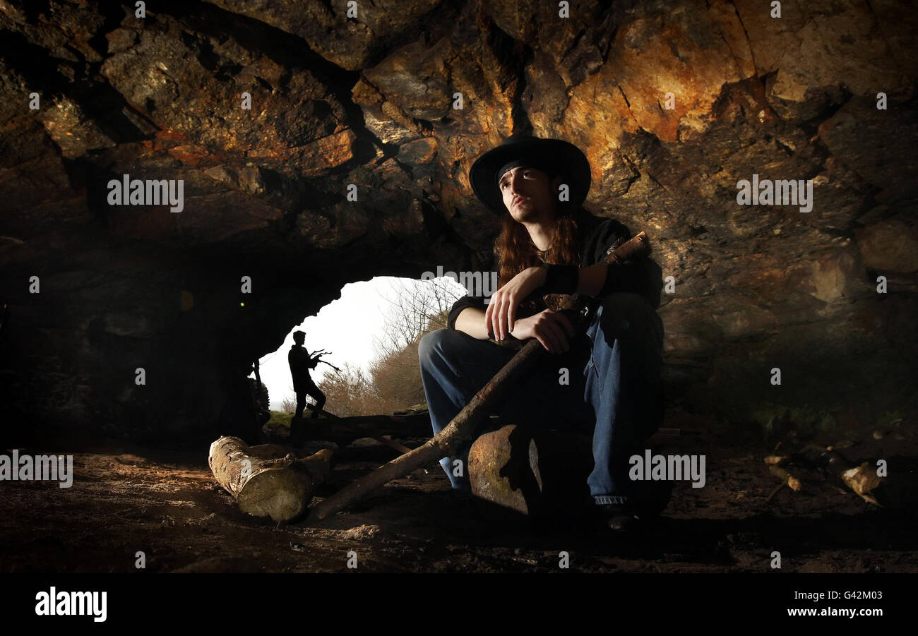 Joe Hannan (davanti) e Steve Christopher (dietro) sono raffigurati in una Grotta del Mare Scozzese, in un luogo non divulgato, che hanno intenzione di vivere per una settimana per promuovere uno spettacolo di Edinburgh Dungeon basato su cannibale Sawney Bean. Foto Stock