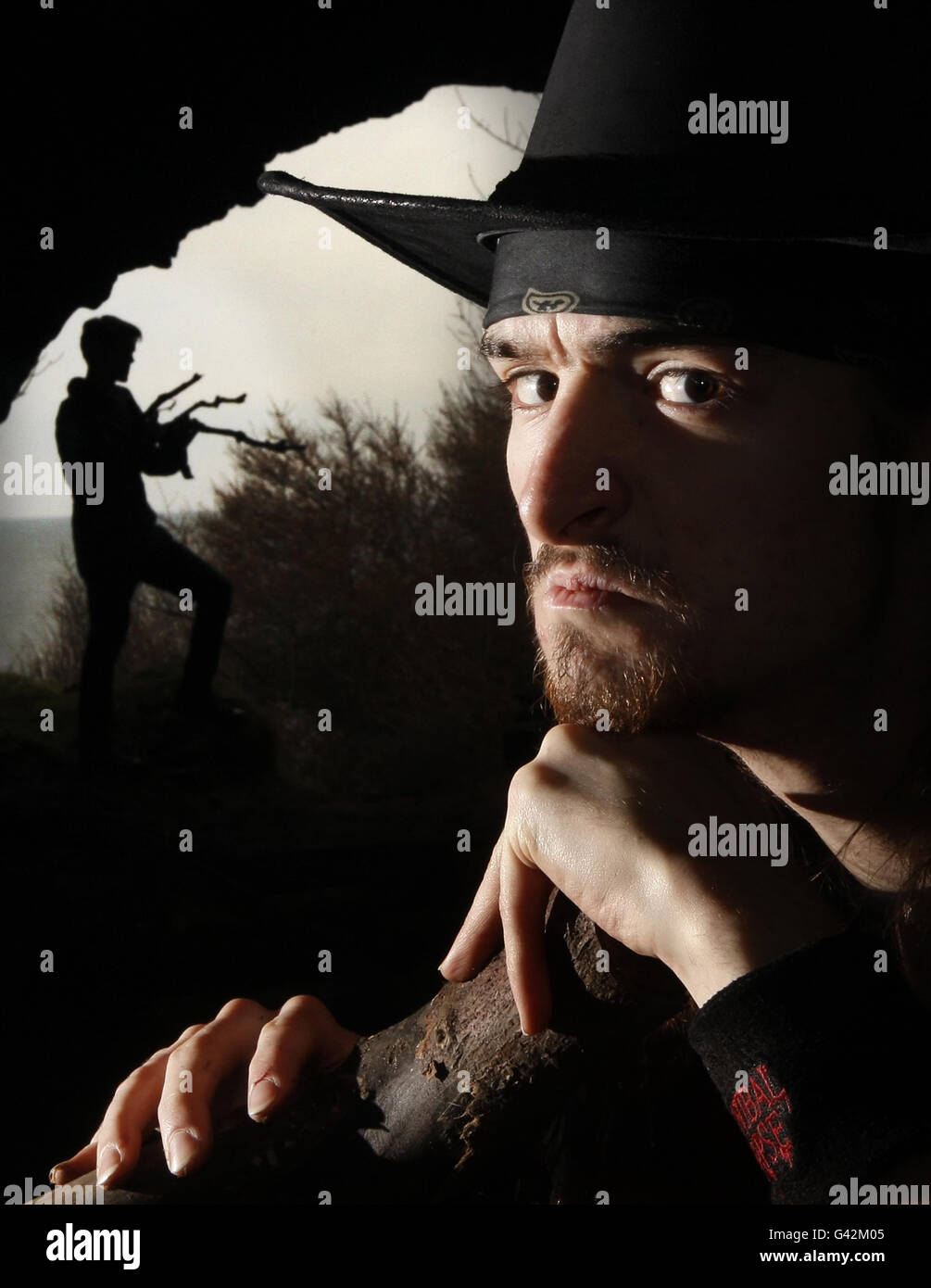 FOTO STANDALONE. Joe Hannan (davanti) e Steve Christopher (dietro) sono raffigurati in una Grotta del Mare Scozzese, in un luogo non divulgato, che intendono vivere per una settimana per promuovere uno spettacolo di Edinburgh Dungeon basato su cannibale Sawney Bean. Foto Stock