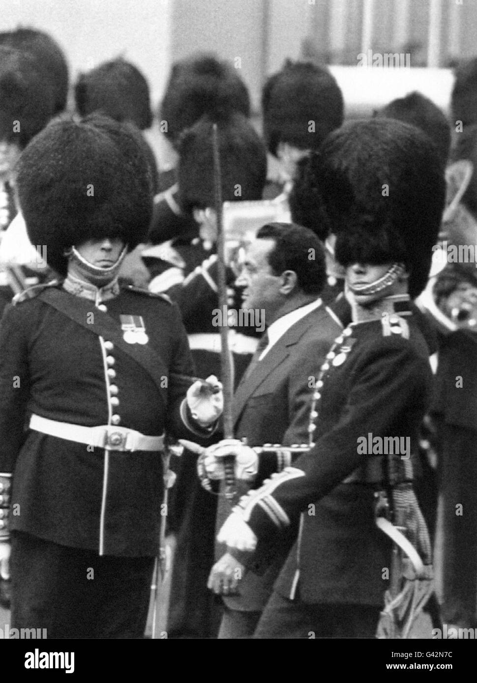 Il presidente egiziano Mubarak ispeziona una Guardia d'onore da parte dei membri della prima Guardia Coldstream del Battaglione quando è arrivato a Buckingham Palace per una visita di quattro giorni. Foto Stock