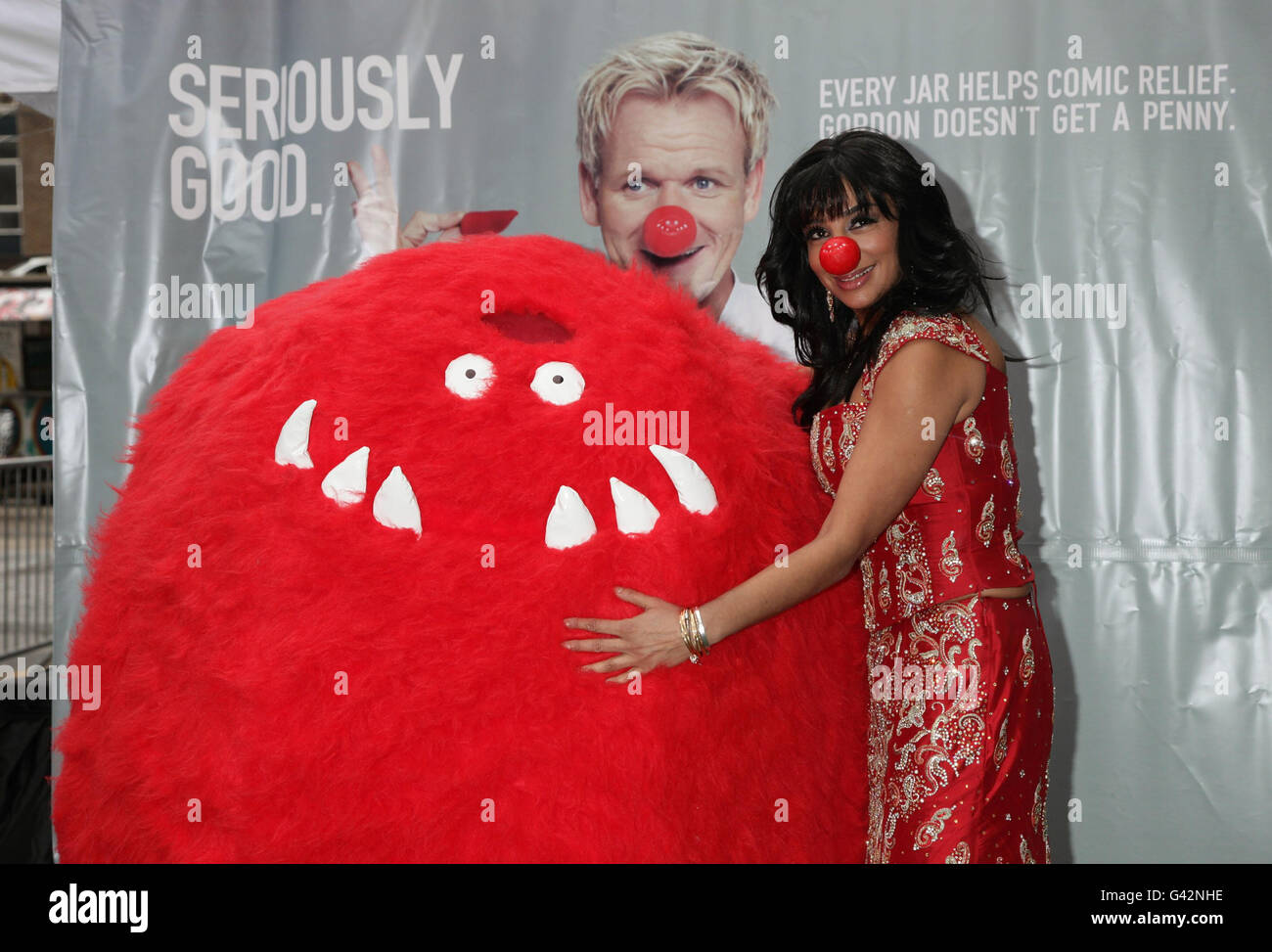 Shobna Gulati durante una fotocall per il lancio delle salse indiane seriamente buone di Comic Relief, a Ely's Yard in Brick Lane, a est di Londra. Foto Stock