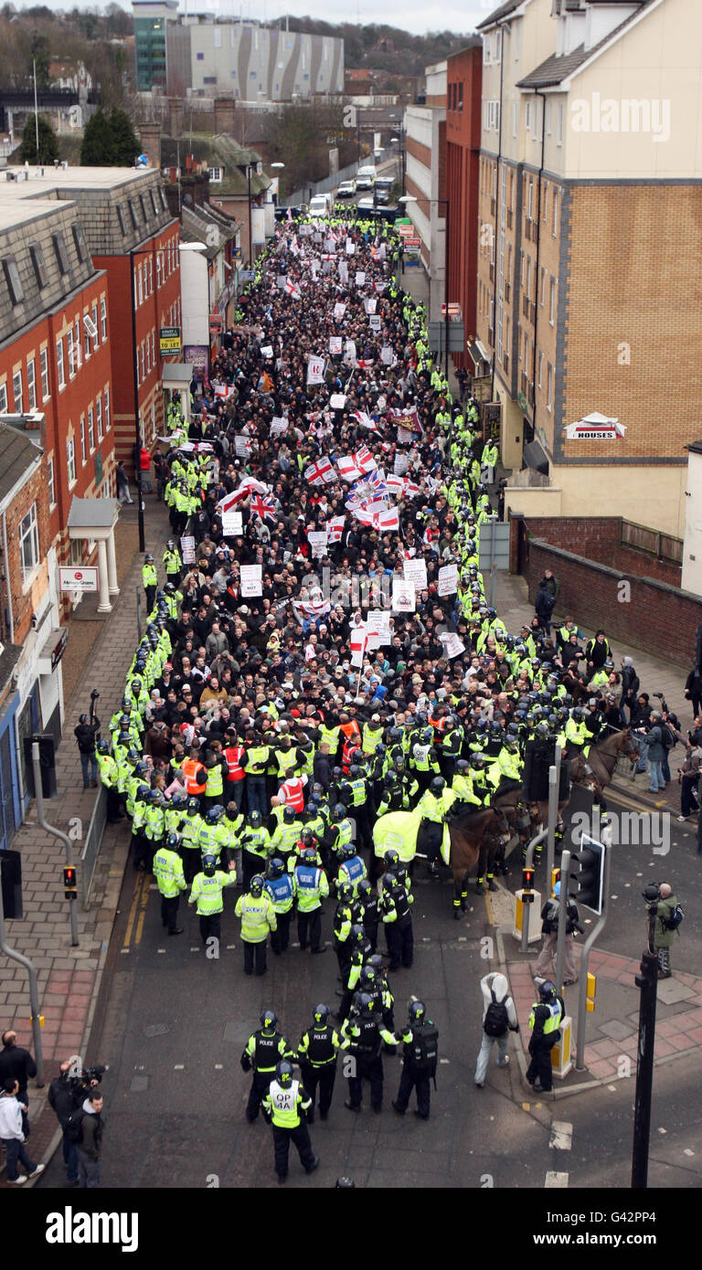 Dimostrazione EDL a Luton. Un grande gruppo di membri della Lega di Difesa inglese marciano attraverso Luton, questo pomeriggio. Foto Stock