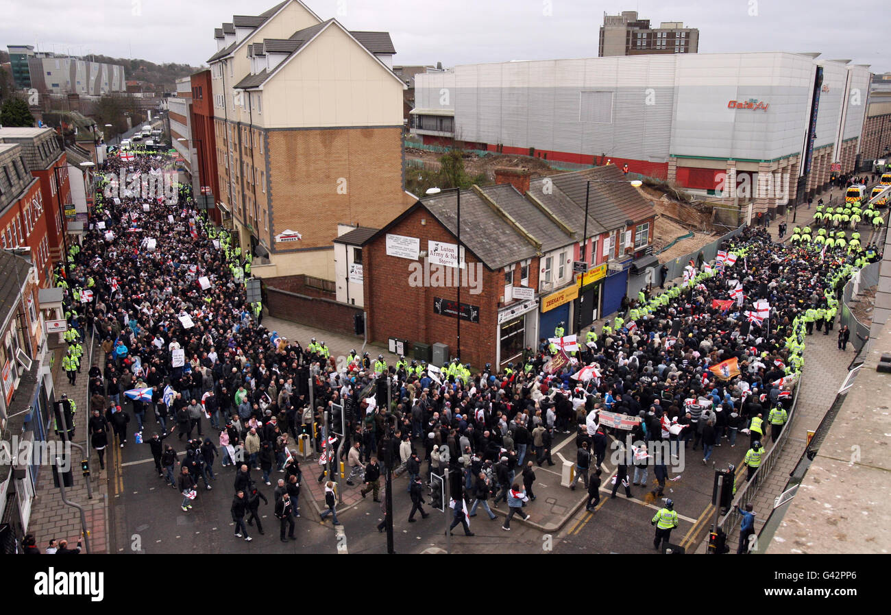 Dimostrazione EDL a Luton. Un grande gruppo di membri della Lega di Difesa inglese marciano attraverso Luton, questo pomeriggio. Foto Stock