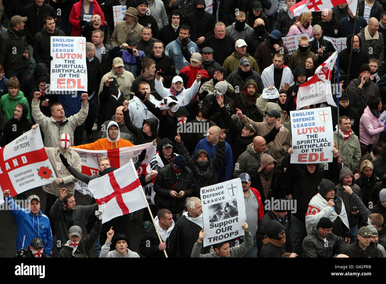 Un grande gruppo di membri della Defense League inglese si è fatto passare per Luton, questo pomeriggio. Foto Stock