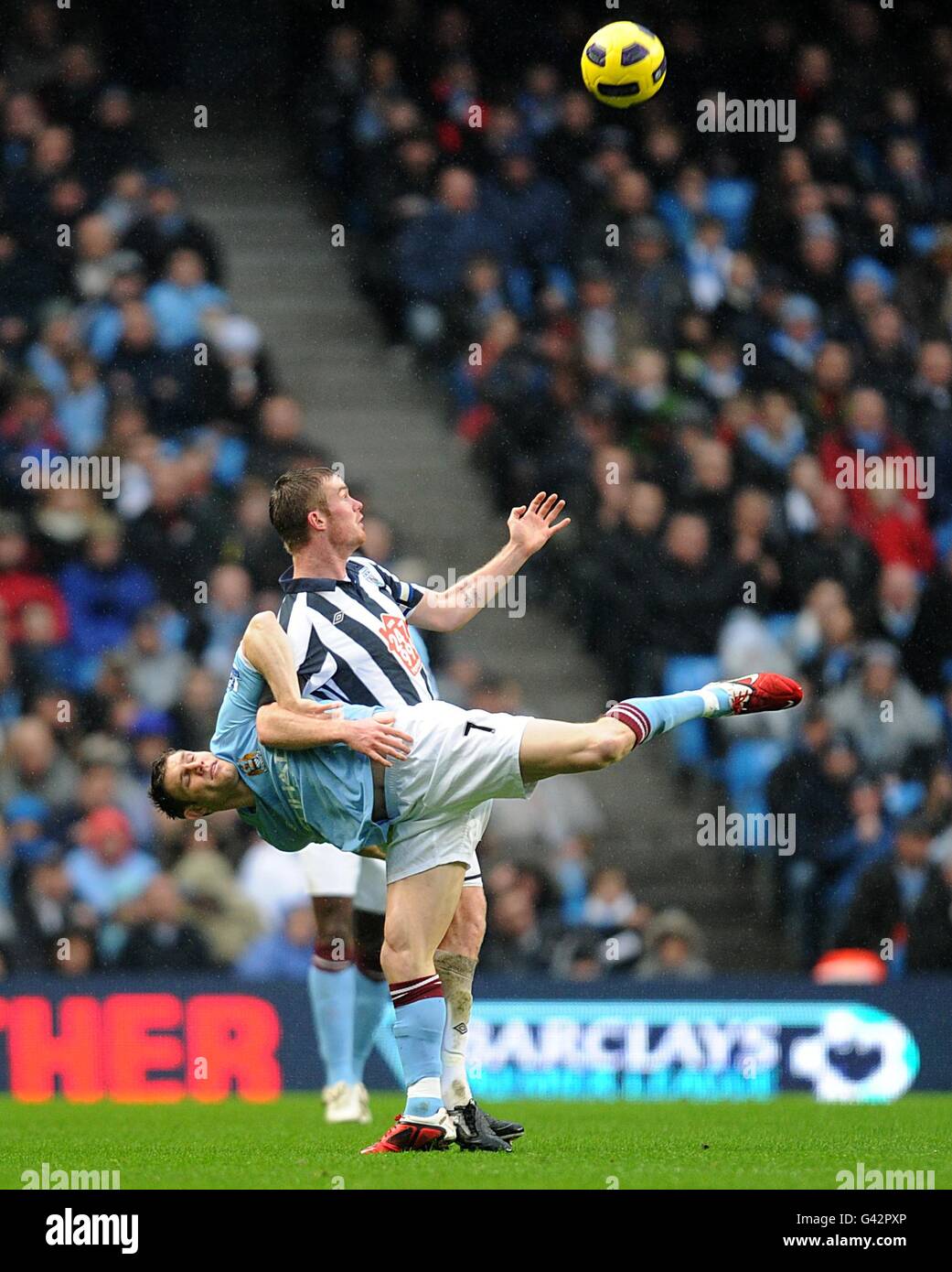 Calcio - Barclays Premier League - Manchester City / West Bromwich Albion - City of Manchester Stadium. James Milner di Manchester City (a sinistra) e Chris brunt di West Bromwich Albion lottano per la palla Foto Stock