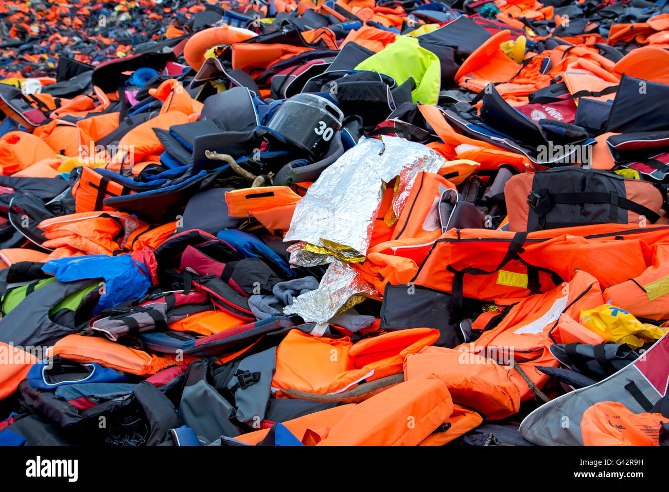 Lesbo, Grecia 21 febbraio 2016: i giubbotti di salvataggio, anelli di gomma un pezzi di gommoni a sinistra da rifugiati stanno rendendo un mount Foto Stock