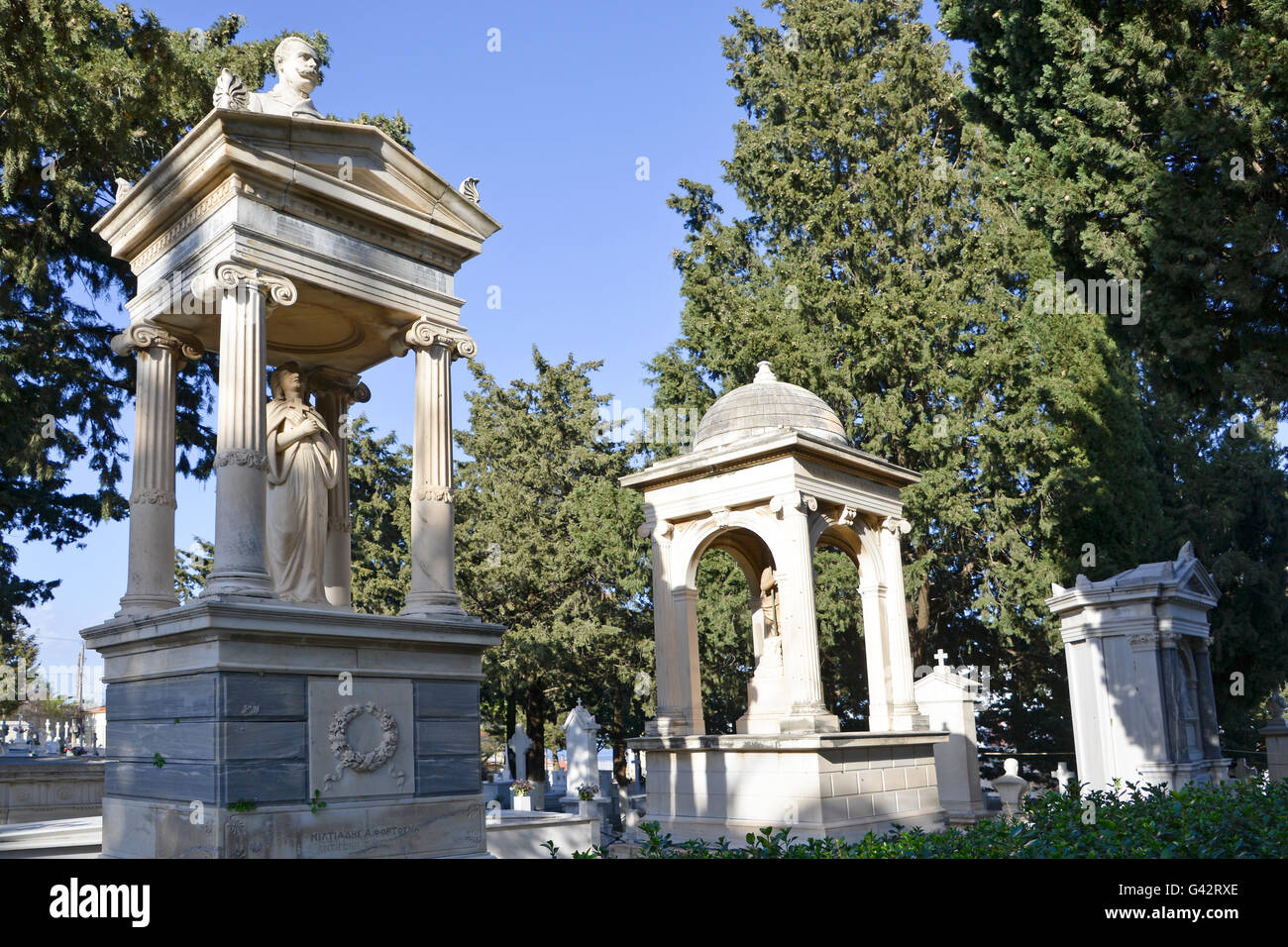 Gatto sul cimitero a San Panteleimona Lesbo Grecia Foto Stock