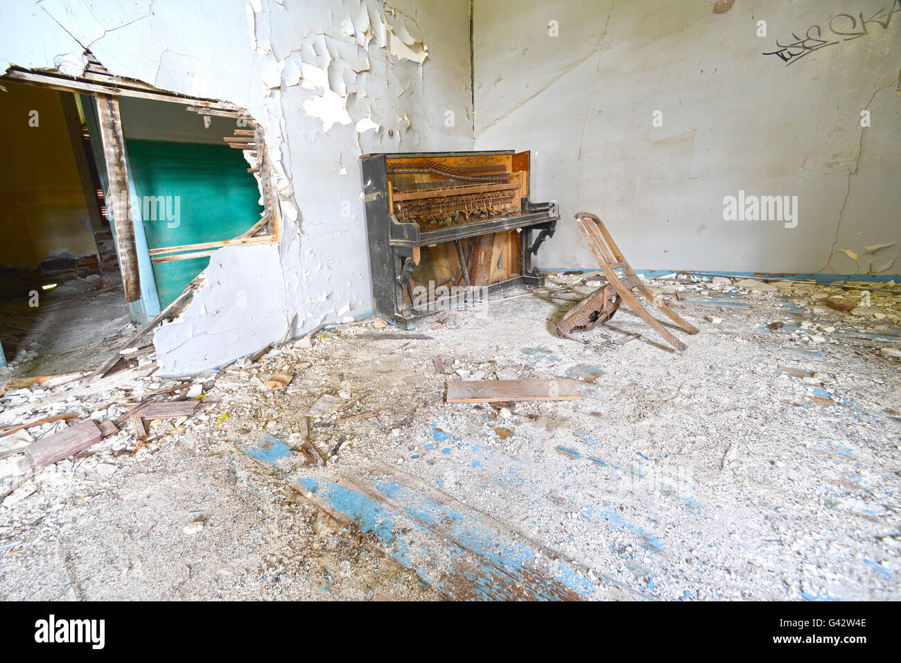 Rotto il pianoforte e la sedia in casa abbondoned Lesbo Grecia Foto Stock