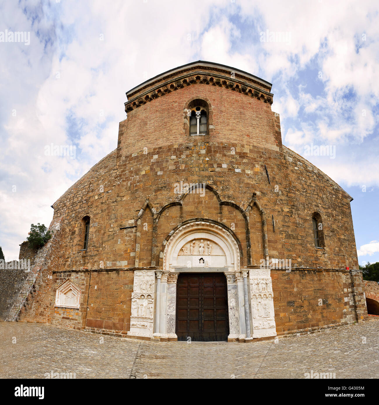 Fisheye dell abbazia di San Giovanni in Venere a Fossacesia (Italia) Foto Stock