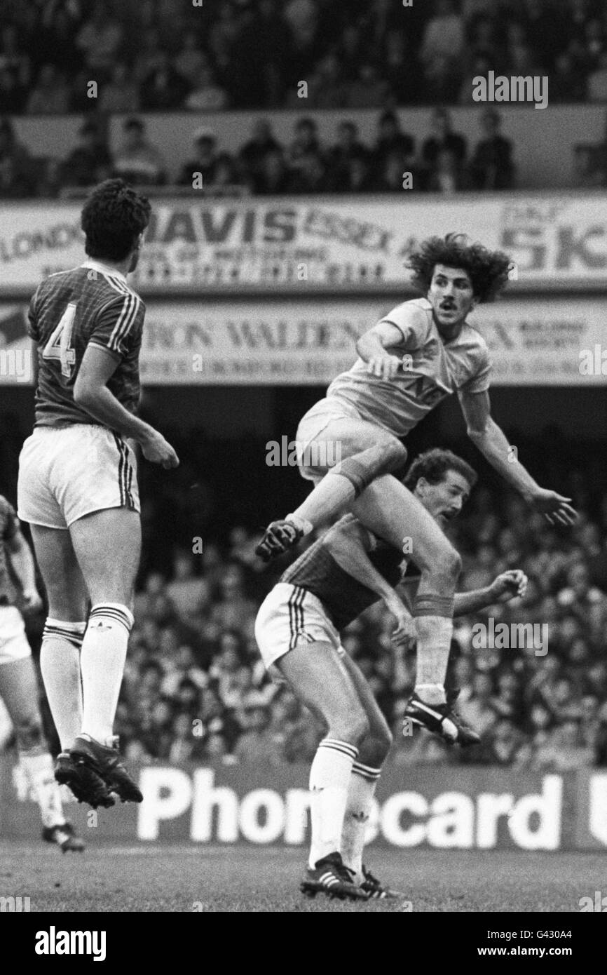 Calcio - oggi League Division uno - West Ham United contro Everton - Upton Park. Paul Wilkinson di Everton vola in alto per saltare in uscita Tony Gale di West Ham United (no 4) e Paul Hilton, giusto. Foto Stock