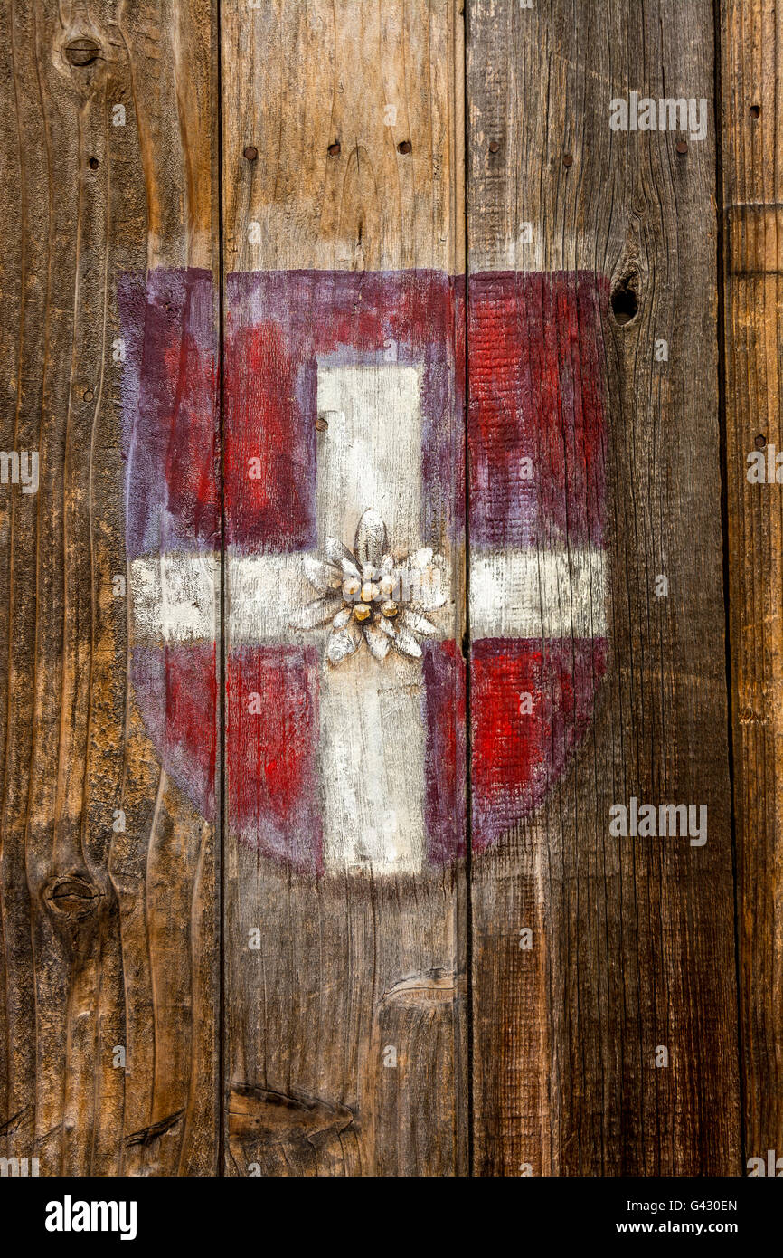 Lo stemma dei Savoia su una porta di legno, Haute Savoie, sulle Alpi francesi, Francia, Europa Foto Stock