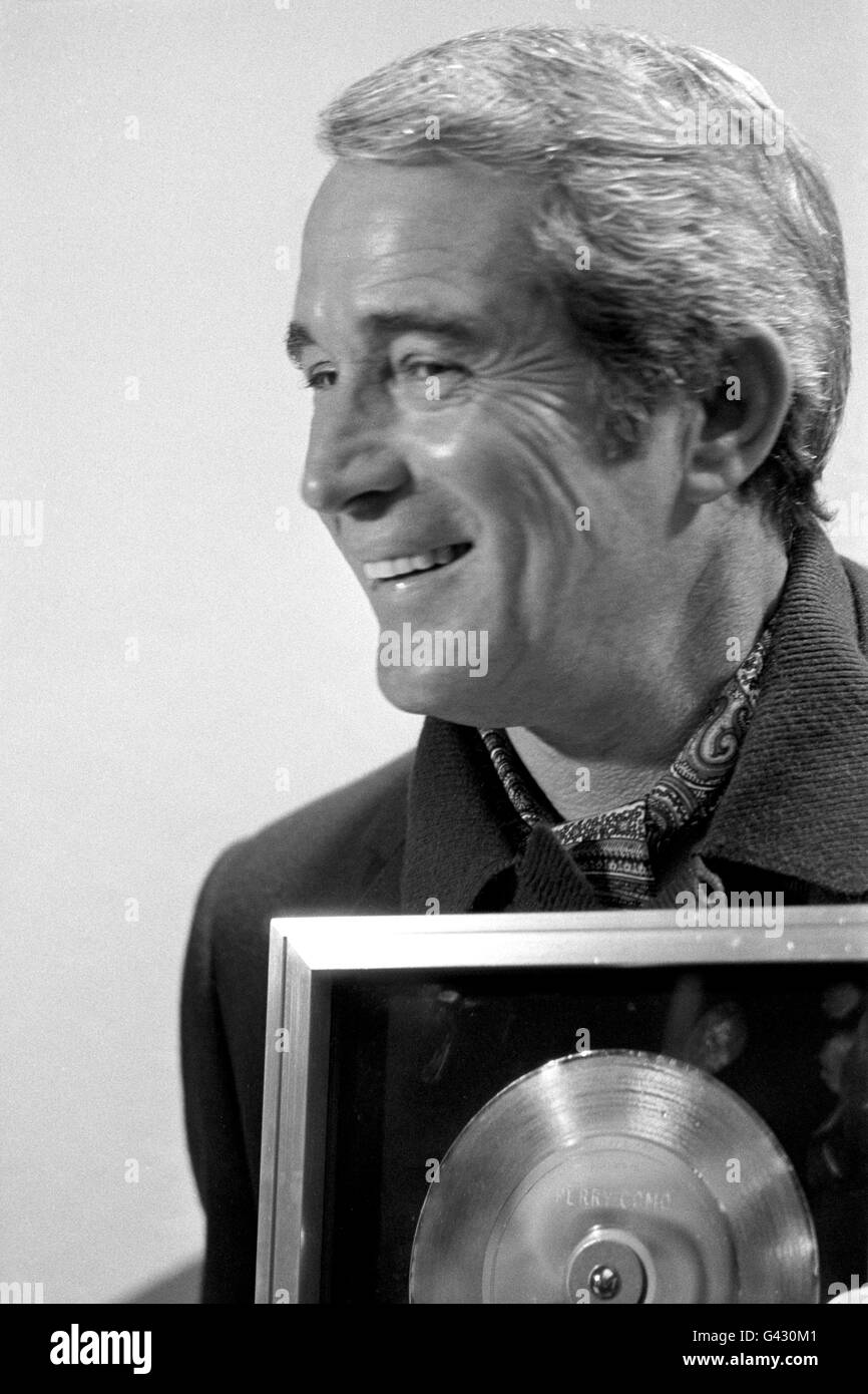 Un disco d'argento per il cantante americano Perry Como. Ha ricevuto il premio per la sua registrazione "IT's Impossible". Foto Stock