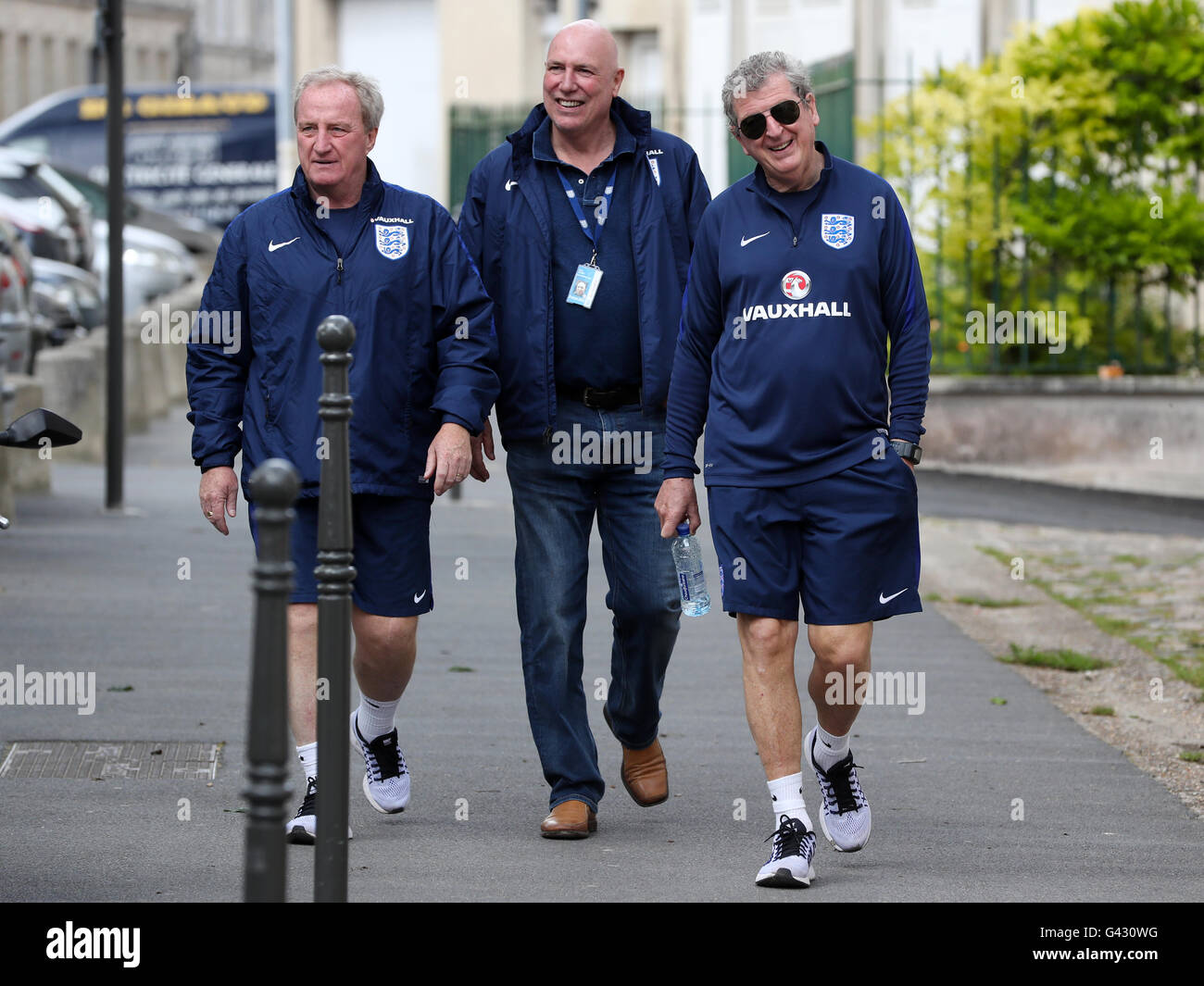 Inghilterra manager Roy Hodgson, con scout Alan Cork, e assistente manager Ray Lewington (sinistra) durante una passeggiata intorno a Chantilly, Francia. Foto Stock