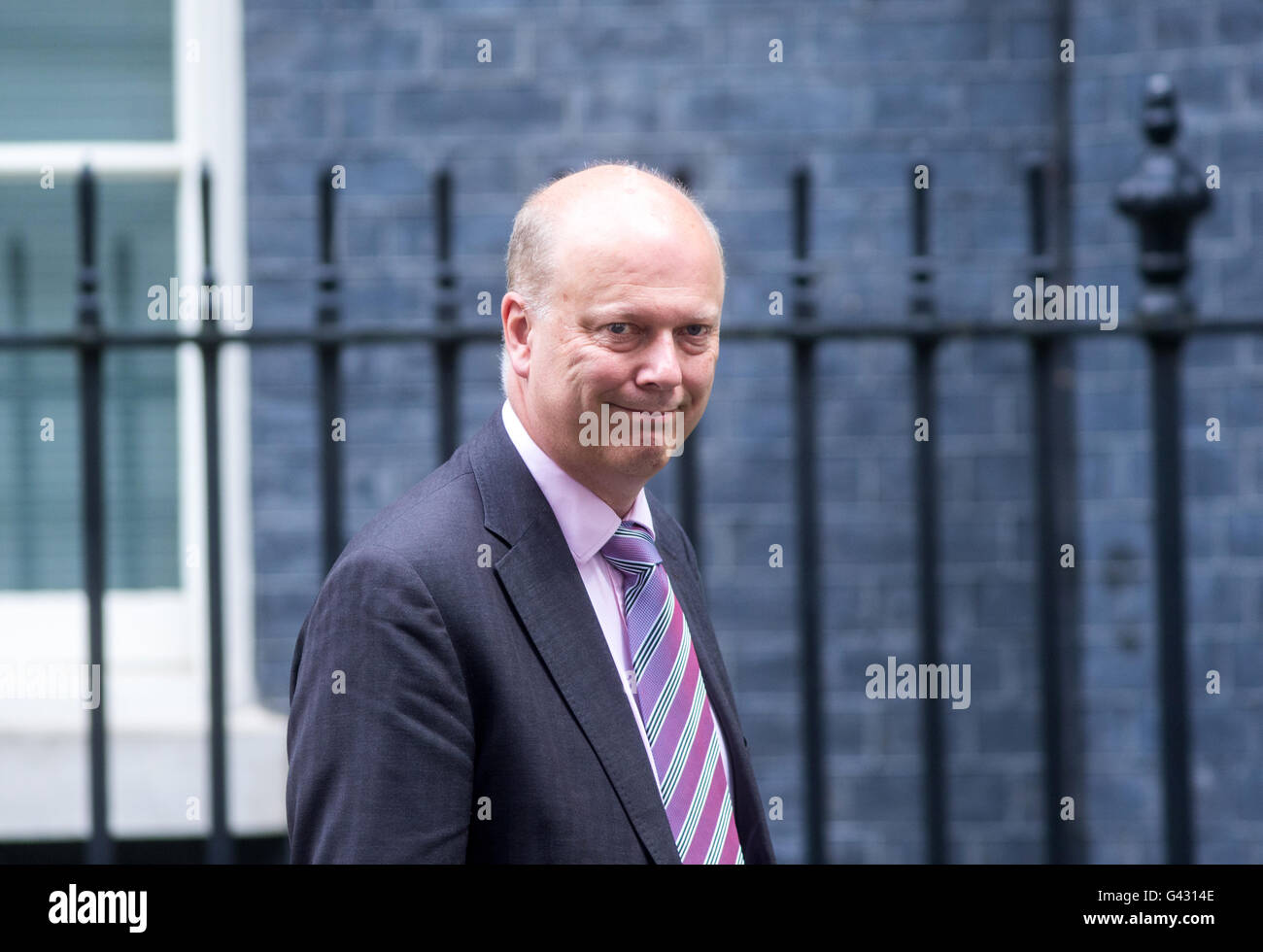 Chris Grayling,segretario di Stato dei trasporti,al 10 di Downing Street per Theresa Maggio la prima riunione del gabinetto Foto Stock