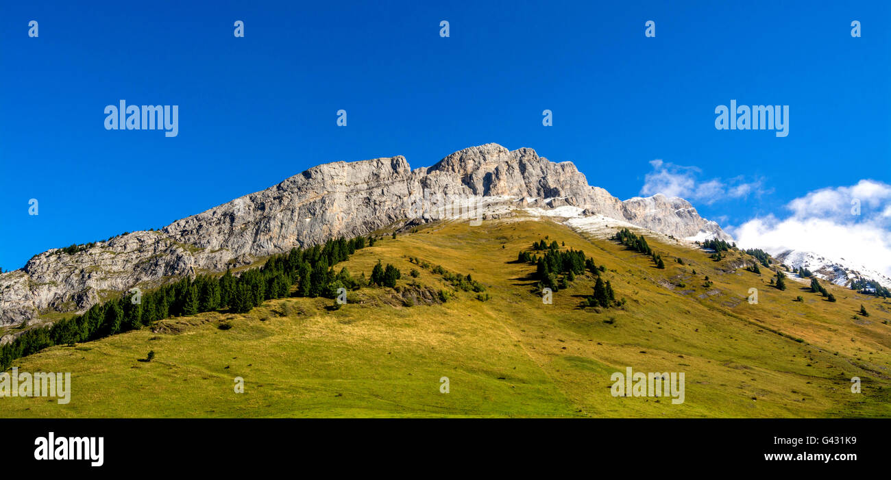 Il Col des Aravis nelle Alpi francesi, Haute Savoie, Auvergne-Rhône-Alpes, Francia Foto Stock
