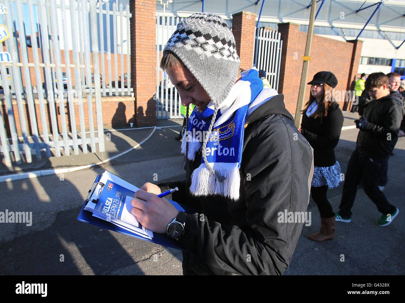 Calcio - fa Cup - Fourth Round - Everton / Chelsea - Goodison Park. Un fan scrive è un messaggio di supporto da visualizzare sulla bacheca dei messaggi di buona fortuna a Park End Foto Stock