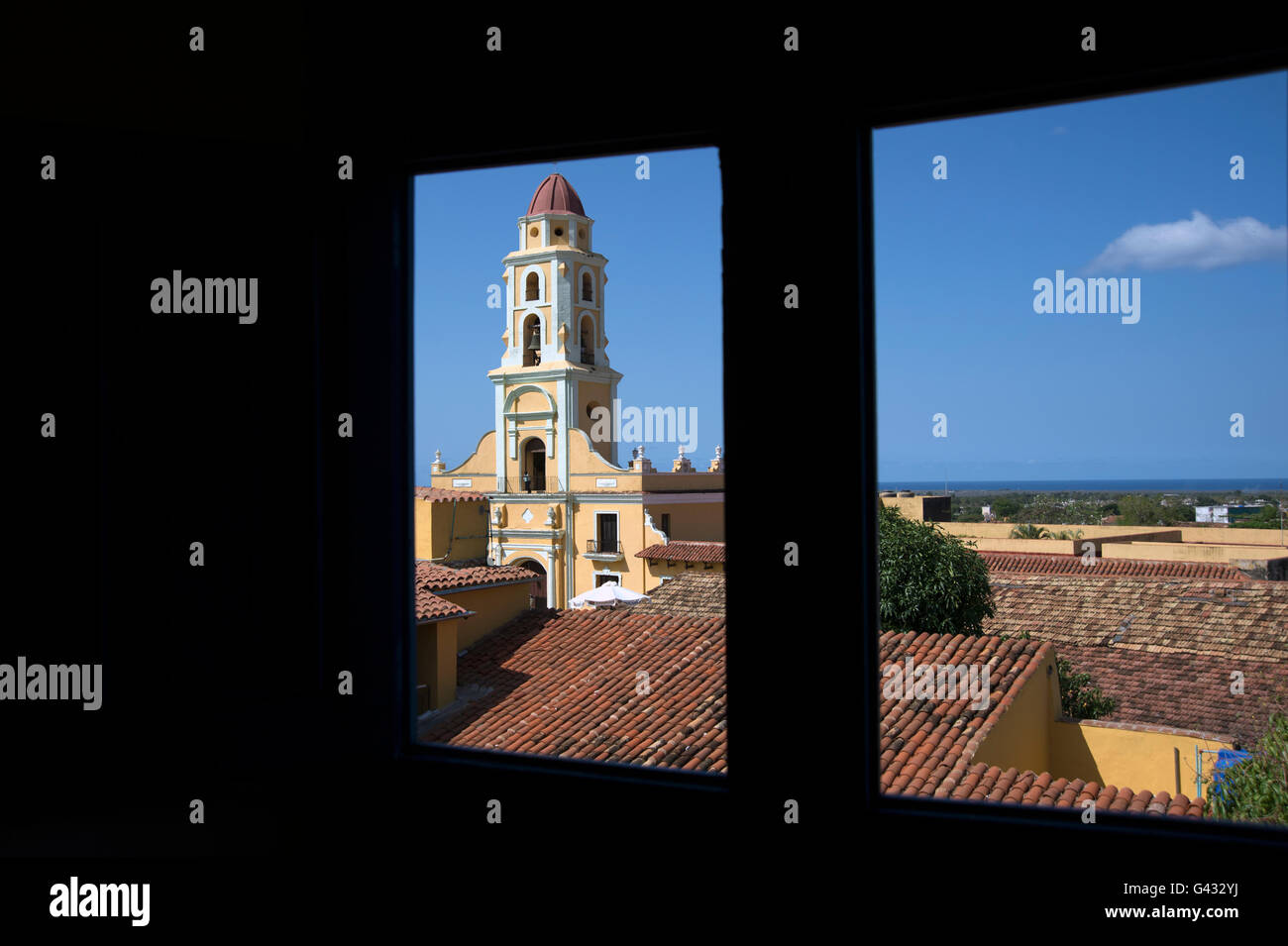 Una vista del San Francisco de Asis convento torre campanaria inquadrata tramite una vicina windowTrinidad Cuba Foto Stock