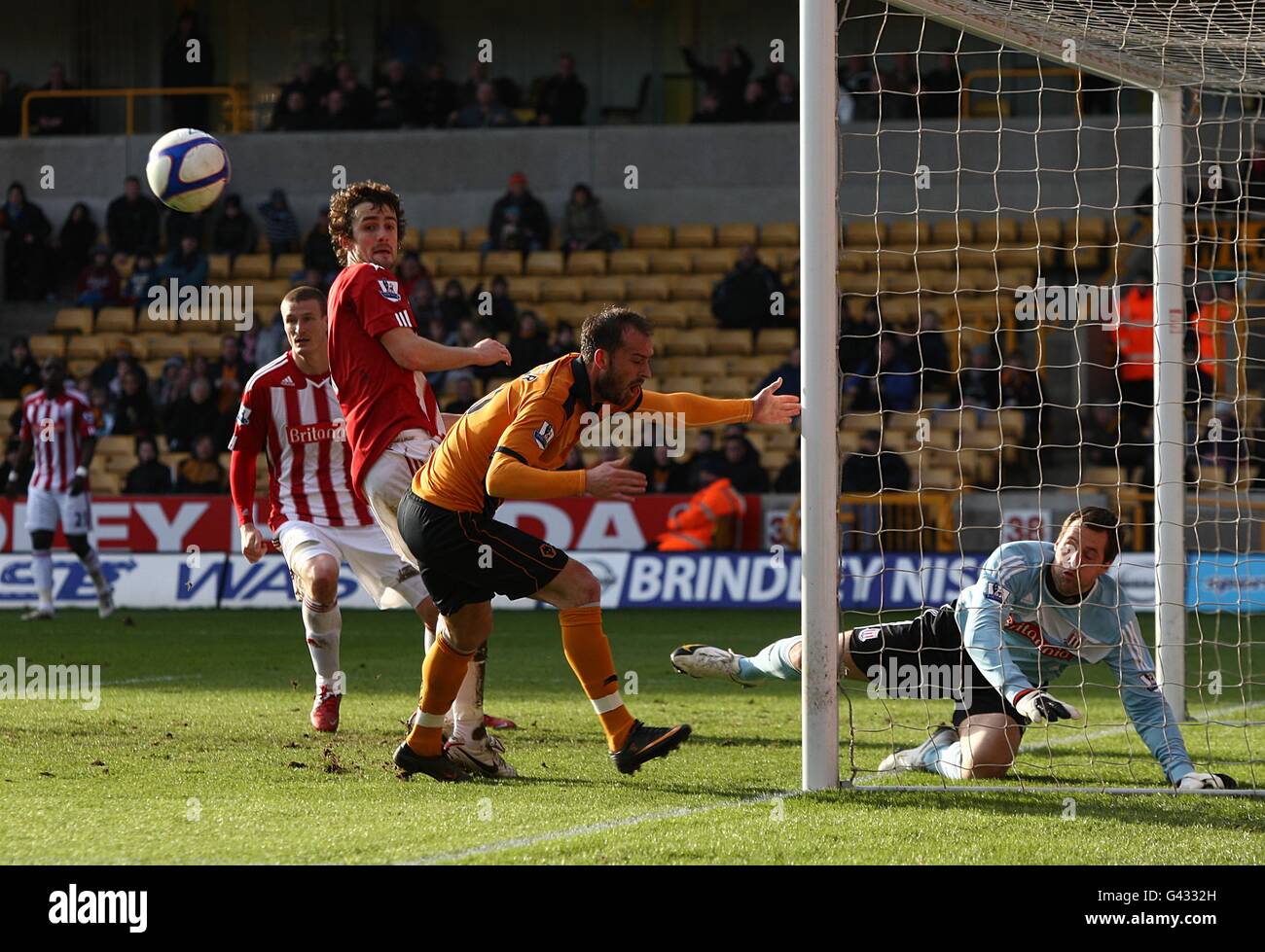 Calcio - fa Cup - quarto turno - Wolverhampton Wanderers / Stoke City - Molineux. Wolverhampton Wanderers' Steven Fletcher (centro) ha un colpo sul traguardo che rimbalza fuori dal posto. Foto Stock